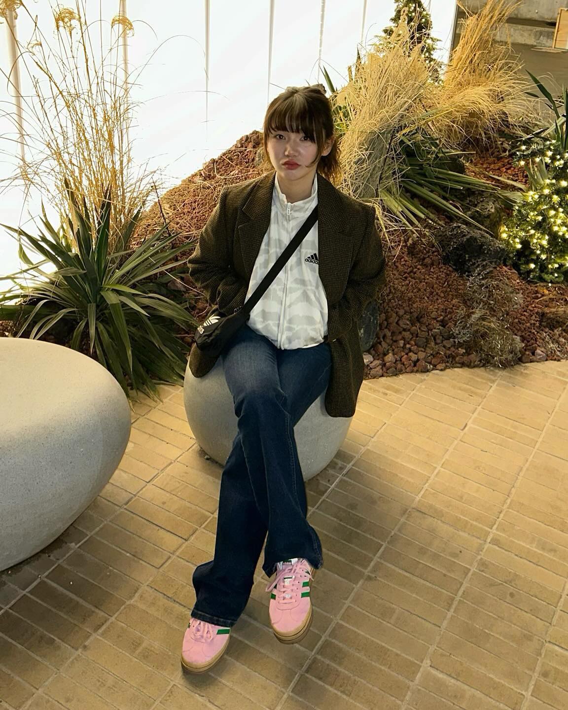 원마일웨어로 좋은 아디다스🖤🤍
올봄 스포티룩 완성시켜 줄 아이다스 필수템 3가지 추천☑️

1. 아디다스 바람막이

2. 아디다스 트랙탑

3. 아디다스 트랙 팬츠 이미지6