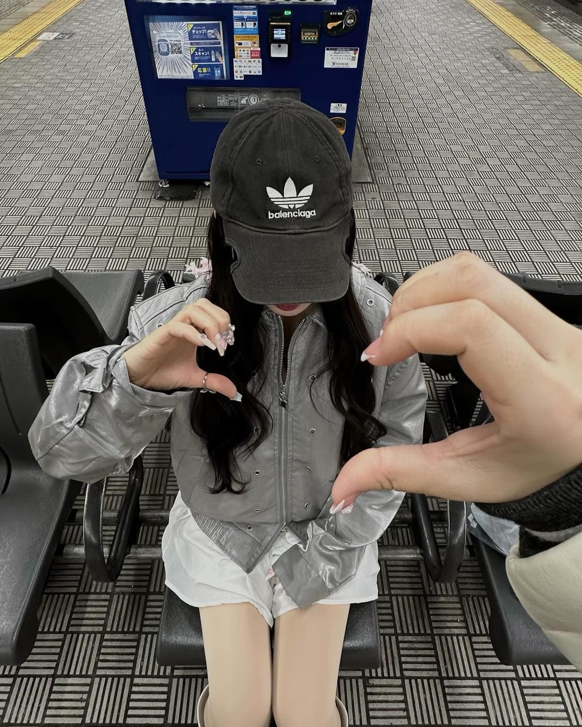 트렌디한 감성 셀카 찍는 법📸🌸
친구랑 만나면 찍기 좋은 포즈 모음@저장하고 따라해🤳💖

1. 친구와 손 포즈 똑같이 하고 찍기. 

2. 나도 손하트, 친구도 손하트 포즈.

3. 신발 위에 핸드폰을 올려두고 다른 핸드폰으로 찍기.

4. 꽃이 가득한 곳에 핸드폰을 아래에 두고 광곽으로 찍기.

5. 찍어주는 친구와 손하트 만들거나 손 잡기. 이미지4
