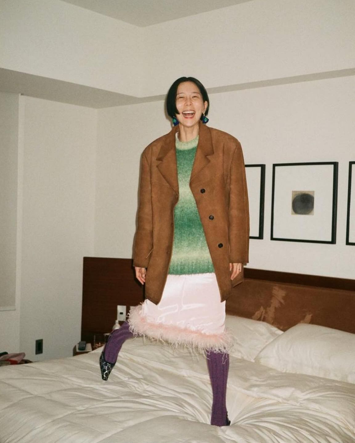 올봄 셀럽들 옷장 속 필수템🤎
브라운 스웨이드 자켓🧥 지금 날씨에 딱 어울리는 트렌드템✔️ 이미지