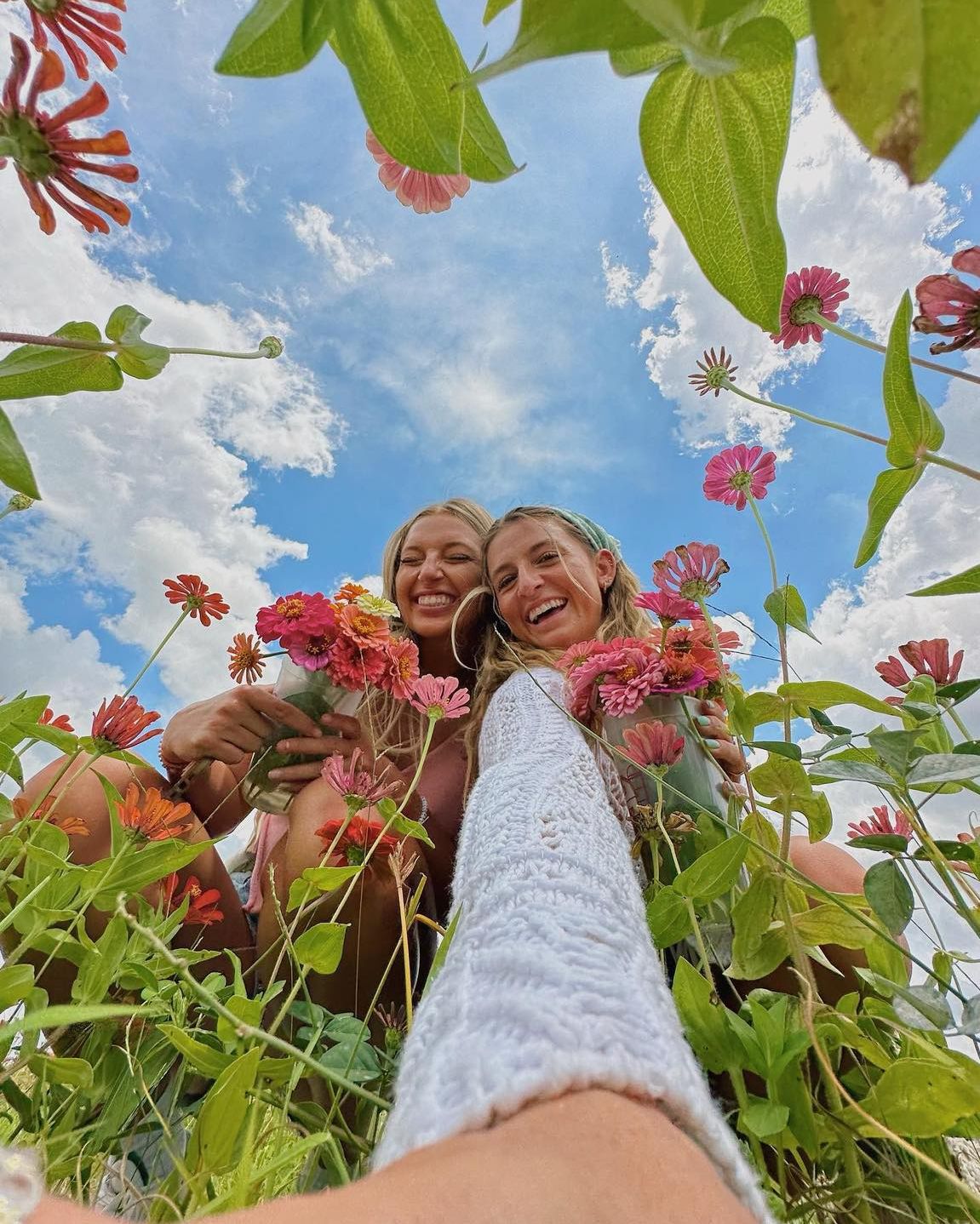 트렌디한 감성 셀카 찍는 법📸🌸
친구랑 만나면 찍기 좋은 포즈 모음@저장하고 따라해🤳💖

1. 친구와 손 포즈 똑같이 하고 찍기. 

2. 나도 손하트, 친구도 손하트 포즈.

3. 신발 위에 핸드폰을 올려두고 다른 핸드폰으로 찍기.

4. 꽃이 가득한 곳에 핸드폰을 아래에 두고 광곽으로 찍기.

5. 찍어주는 친구와 손하트 만들거나 손 잡기. 이미지7