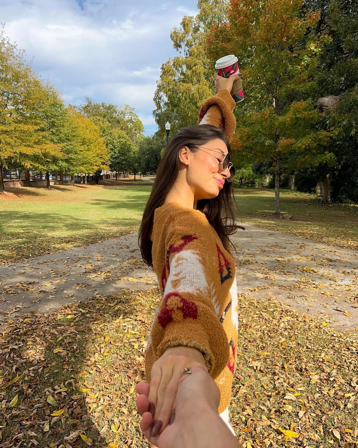 트렌디한 감성 셀카 찍는 법📸🌸
친구랑 만나면 찍기 좋은 포즈 모음@저장하고 따라해🤳💖

1. 친구와 손 포즈 똑같이 하고 찍기. 

2. 나도 손하트, 친구도 손하트 포즈.

3. 신발 위에 핸드폰을 올려두고 다른 핸드폰으로 찍기.

4. 꽃이 가득한 곳에 핸드폰을 아래에 두고 광곽으로 찍기.

5. 찍어주는 친구와 손하트 만들거나 손 잡기. 이미지10