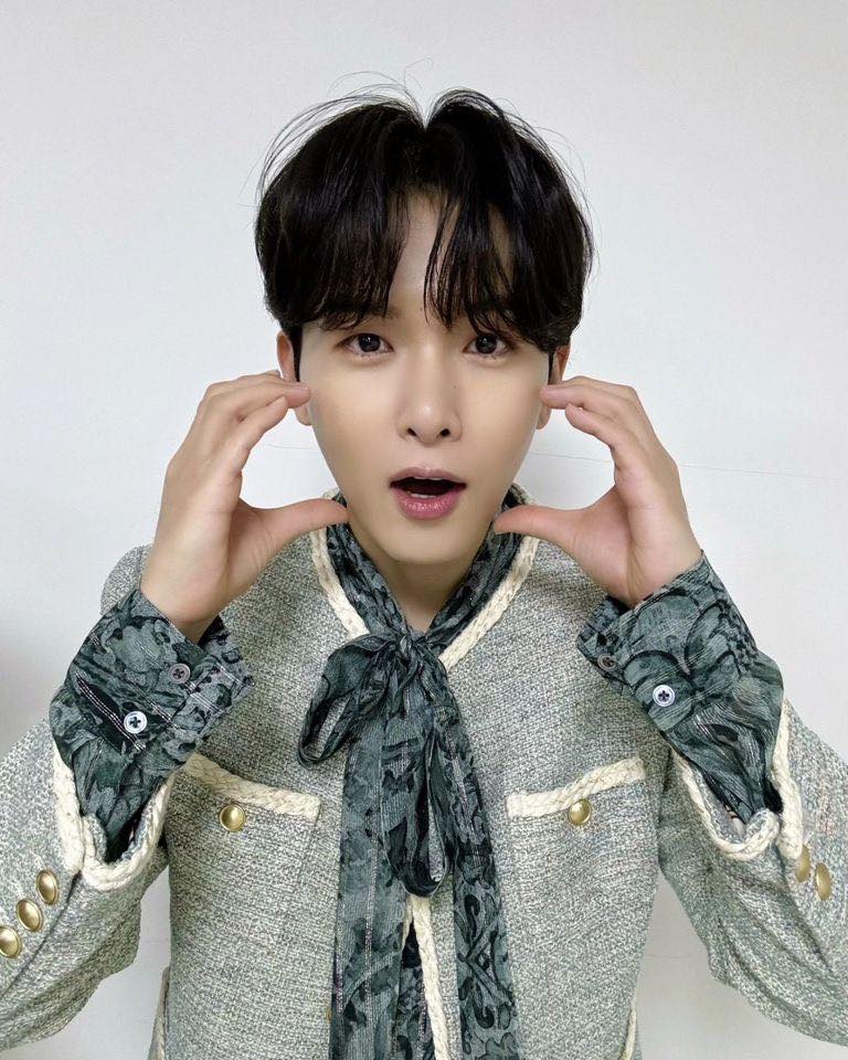 3월의 화제였던 셀럽 열애설 6📋
열애설부터 결혼 발표, 그리고 결별 소식까지✍🏻

1. 려욱❤️아리
어제인 29일 아이돌 부부 탄생 소식이 전해졌습니다. 슈퍼주니어 려욱(36)과 타히티 아리(29)가 그 주인공인데요. 2020년 9월 교제를 공식 인정했고 오는 5월 말 결혼식을 올릴 예정이라고 합니다.

2. 한소희❤️류준열
3월 열애설 첫 주인공은 한소희(30)와 류준열(38) 커플이었습니다. 지난 15일, 하와이에서 함께 시간을 보내고 있다는 목격담을 시작으로 열애설이 불거졌으며 동시에 환승 연애 논란에도 휩싸였는데요. 금일 오후 공개 연애 2주 만에 결별 인정 기사가 나며 두 사람의 관계가 마무리되었습니다.

3. 김충재❤️정은채
지난 21일, 제품 디자이너 겸 방송인인 김충재(37)와 배우 정은채(37)가 연애 소식을 알렸습니다. 둘은 1986년생 동갑 커플로, 지난해부터 만남을 이어오고 있다고 전했는데요. 그림체가 비슷한 둘은 비주얼 커플이 탄생했다며 화제가 되었습니다.

4. 이채민❤️류다인
김충재와 정은채 커플 소식 이후 4일 뒤인 25일, 배우 이채민(23)과 류다인(23)이 연애를 인정하며 또 다른 동갑내기 커플이 탄생했습니다. 그들은 드라마 '일타 스캔들'에 출연하여 인연을 맺었는데요. 그들이 다정하게 길을 걷고 있는 모습이 담긴 영상이 SNS에 퍼진 후 불거진 열애설에 둘은 쿨하게 인정했죠.

5. 김새론❤️김수현
배우 김새론(24)이 지난 24일 새벽에 본인 인스타그램 스토리를 통해 배우 김수현(36)과 볼을 맞댄 사진을 올렸다가 삭제하며 열애설이 불거졌습니다. 두 사람의 나이 차이와 김새론의 아역 시절부터 이어져 온 둘의 인연 소식이 화제가 되기도 했죠. 김수현은 김새론의 의도를 알 수 없다"며 열애설을 전면 부인했습니다.

6. 지효❤️윤성빈
트와이스 멤버 지효(27)와 스켈레톤 전 국가대표 선수 윤성빈(30)이 약 1년 간 열애중이라는 소식이 지난 25일 인터넷을 뜨겁게 달궜습니다. 그들은 MBC 예능 '나 혼자 산다'의 같은 회차에 출연하기도 했는데요. 윤성빈은 열애설에 아무런 대응을 하지 않았으며, JYP 엔터테인먼트는 "사생활이라 확인 어렵다'라는 입장을 전했습니다. 이미지2