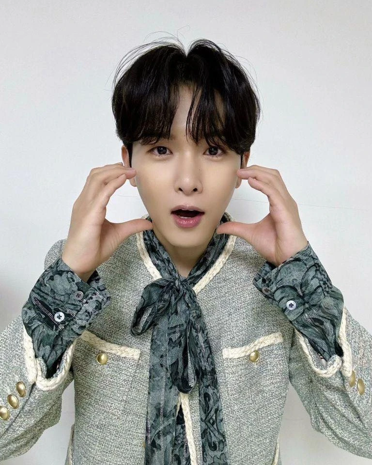 3월의 화제였던 셀럽 열애설 6📋
열애설부터 결혼 발표, 그리고 결별 소식까지✍🏻
1. 려욱❤️아리
어제인 29일 아이돌 부부 탄생 소식이 전해졌습니다. 슈퍼주니어 려욱(36)과 타히티 아리(29)가 그 주인공인데요. 2020년 9월 교제를 공식 인정했고 오는 5월 말 결혼식을 올릴 예정이라고 합니다.
2. 한소희❤️류준열
3월 열애설 첫 주인공은 한소희(30)와 류준열(38) 커플이었습니다. 지난 15일, 하와이에서 함께 시간을 보내고 있다는 목격담을 시작으로 열애설이 불거졌으며 동시에 환승 연애 논란에도 휩싸였는데요. 금일 오후 공개 연애 2주 만에 결별 인정 기사가 나며 두 사람의 관계가 마무리되었습니다.
3. 김충재❤️정은채
지난 21일, 제품 디자이너 겸 방송인인 김충재(37)와 배우 정은채(37)가 연애 소식을 알렸습니다. 둘은 1986년생 동갑 커플로, 지난해부터 만남을 이어오고 있다고 전했는데요. 그림체가 비슷한 둘은 비주얼 커플이 탄생했다며 화제가 되었습니다.
4. 이채민❤️류다인
김충재와 정은채 커플 소식 이후 4일 뒤인 25일, 배우 이채민(23)과 류다인(23)이 연애를 인정하며 또 다른 동갑내기 커플이 탄생했습니다. 그들은 드라마 '일타 스캔들'에 출연하여 인연을 맺었는데요. 그들이 다정하게 길을 걷고 있는 모습이 담긴 영상이 SNS에 퍼진 후 불거진 열애설에 둘은 쿨하게 인정했죠.
5. 김새론❤️김수현
배우 김새론(24)이 지난 24일 새벽에 본인 인스타그램 스토리를 통해 배우 김수현(36)과 볼을 맞댄 사진을 올렸다가 삭제하며 열애설이 불거졌습니다. 두 사람의 나이 차이와 김새론의 아역 시절부터 이어져 온 둘의 인연 소식이 화제가 되기도 했죠. 김수현은 김새론의 의도를 알 수 없다"며 열애설을 전면 부인했습니다.
6. 지효❤️윤성빈
트와이스 멤버 지효(27)와 스켈레톤 전 국가대표 선수 윤성빈(30)이 약 1년 간 열애중이라는 소식이 지난 25일 인터넷을 뜨겁게 달궜습니다. 그들은 MBC 예능 '나 혼자 산다'의 같은 회차에 출연하기도 했는데요. 윤성빈은 열애설에 아무런 대응을 하지 않았으며, JYP 엔터테인먼트는 "사생활이라 확인 어렵다'라는 입장을 전했습니다. 이미지2