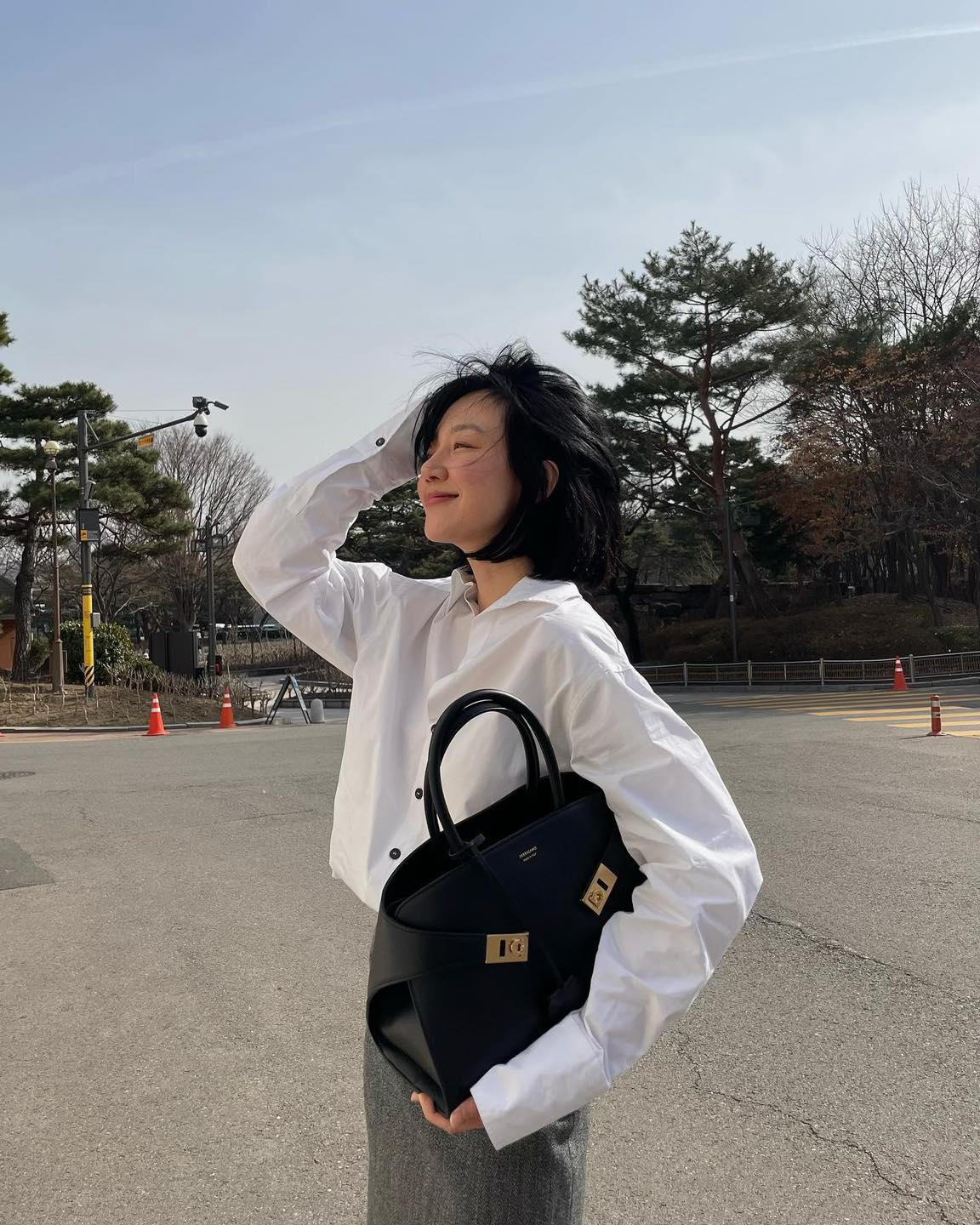 우아한 수정언니 클래식백🖤✨
페라가모 허그백 고급지고 세련된 무드의 탑 핸들백👜🌿 이미지