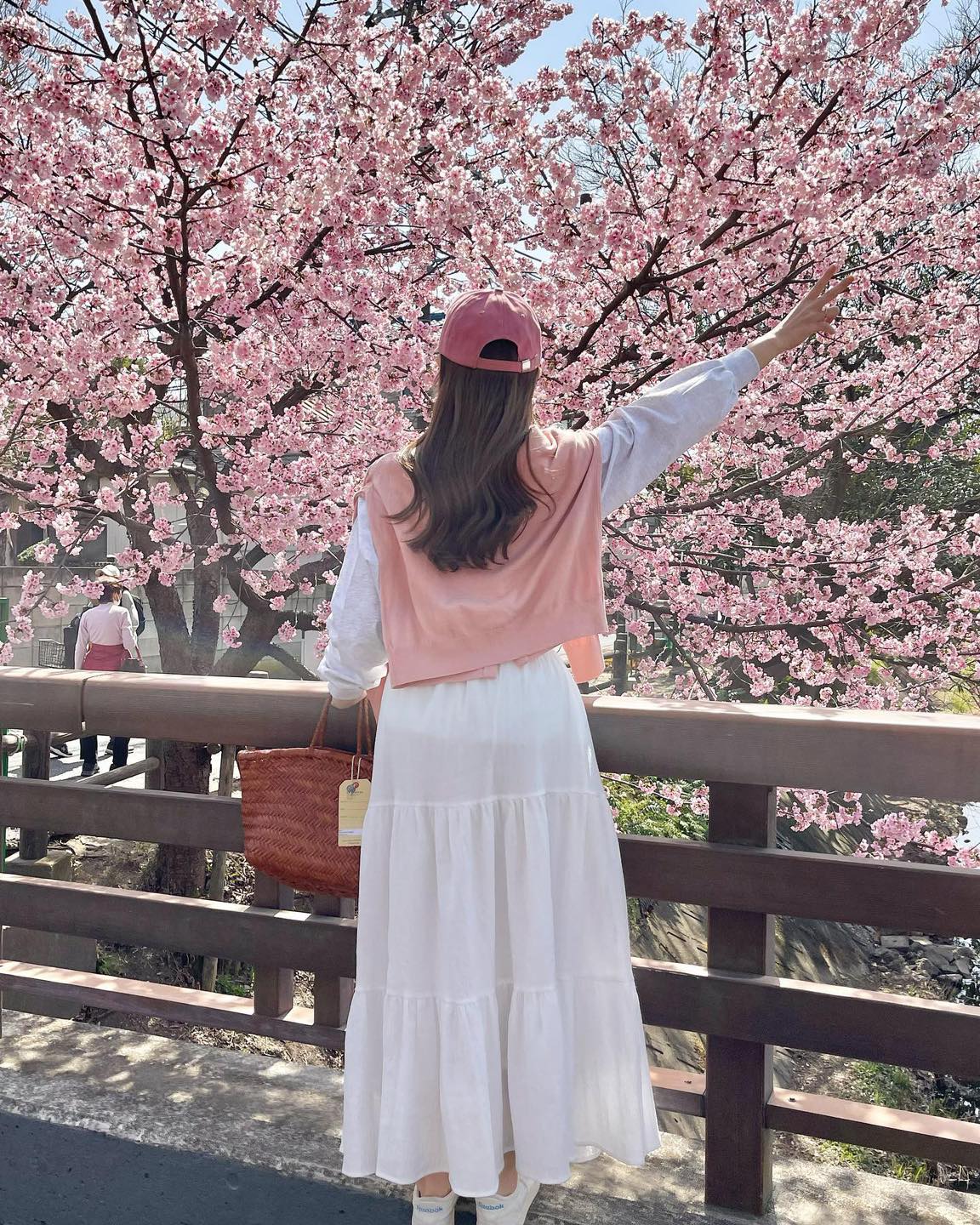 벚꽃 나들이룩 성공 공식🌸🩷 러블리하게 핑크 컬러 포인트룩🎀 벚꽃 데이트룩에 @입자 이미지