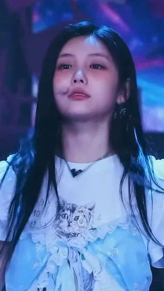 요즘 덕몰이 중 신인 여돌🐣원희 아일릿 원희에게 슈퍼 이끌림🩵원희의 귀여운 벌룬 스커트룩🎈 이미지