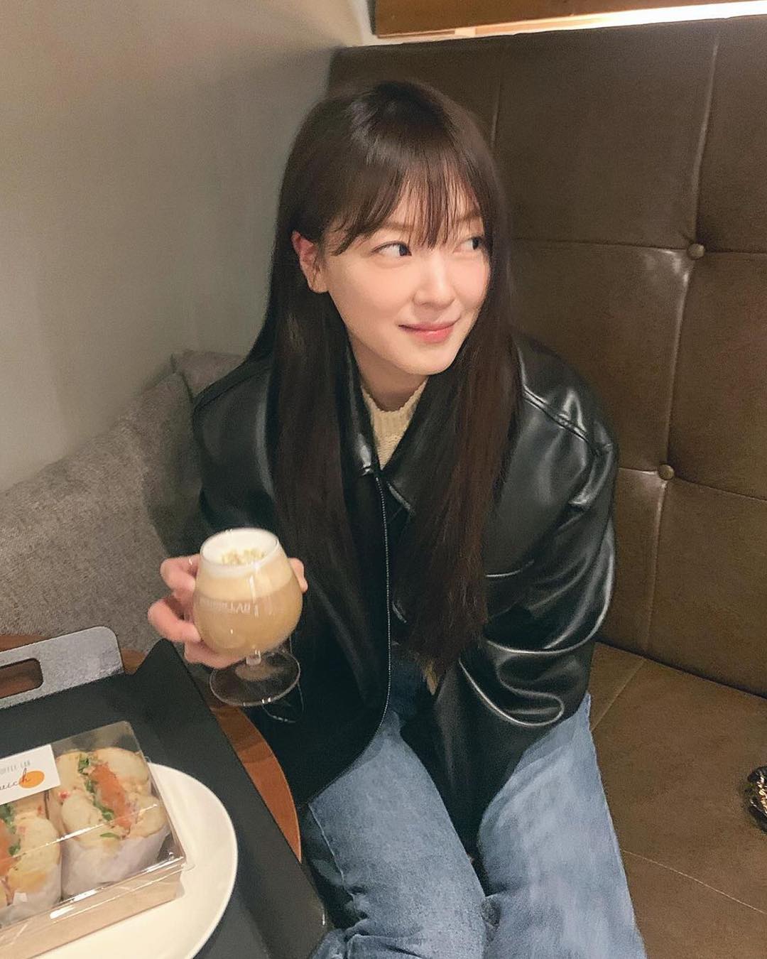 지금 날씨에 딱인 레더자켓🤍🖤 
4월 아우터 추천✔️올봄 트렌드를 완성시켜 줄 필수템 @어때🌸 이미지4