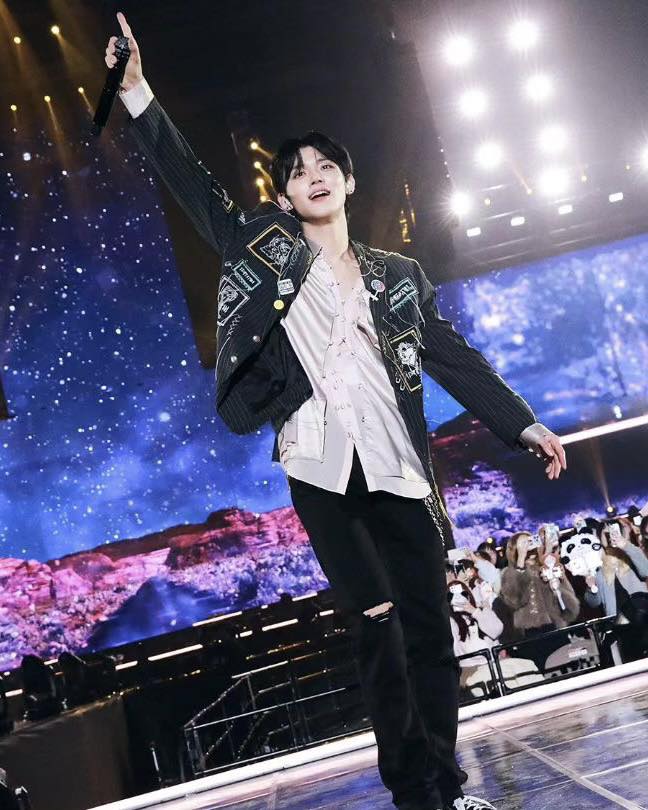 4세대 남돌 중 인스타그램 팔로워 천만 명을 돌파한 3명👑 그들의 최근 근황까지 모아보기✔️
1. 필릭스(스트레이 키즈), 1,837만 팔로워
필릭스는 지난해 8월 개인 인스타그램 계정을 개설한 이후 가파른 상승을 거듭하며 팔로워 1,800만을 달성해 4세대 아티스트 중 최다 기록을 세웠습니다. 그는 올해 1월 라오스 어린이를 위해 유니세프 한국위원회에 1억 원을 기부하며 유니세프 아너스클럽 역대 최연소 멤버로 이름을 올렸으며 2주 전 개인 휴가 중 라오스를 찾아 봉사활동을 하며 선한 영향력을 선사했습니다.
2. 연준(투모로우바이투게더), 1,750만 팔로워
투모로우바이투게더 멤버들 중 가장 처음으로 개인 인스타그램 계정을 개설한 연준은 첫 번째 게시글부터 약 500만 개의 좋아요를 돌파하며 놀라운 인기를 증명했습니다. 지난 1일 그가 속한 투모로우바이투게더는 여섯 번째 미니앨범 ‘minisode 3: TOMORROW’를 발매하였으며 발매 당일 총 118만 7103장 판매되며 밀리언셀러를 기록했습니다.
3. 현진(스트레이 키즈), 1710만 팔로워
현진은 같은 스트레이 키즈 멤버인 필릭스에 이어 천만 팔로워를 돌파했습니다. 현진은 지난 2월 밀라노서 열린 베르사체 2024 F/W 컬렉션에 글로벌 엠버서더로 참석해 올블랙 스타일링을 선보였는데요. 현진은 개인 SNS 채널에 한 건의 게시물로 EMV 402만 달러를 창출하며 밀라노 패션 위크에서 가장 눈에 띄는 셀럽으로 꼽혔습니다. 이미지5