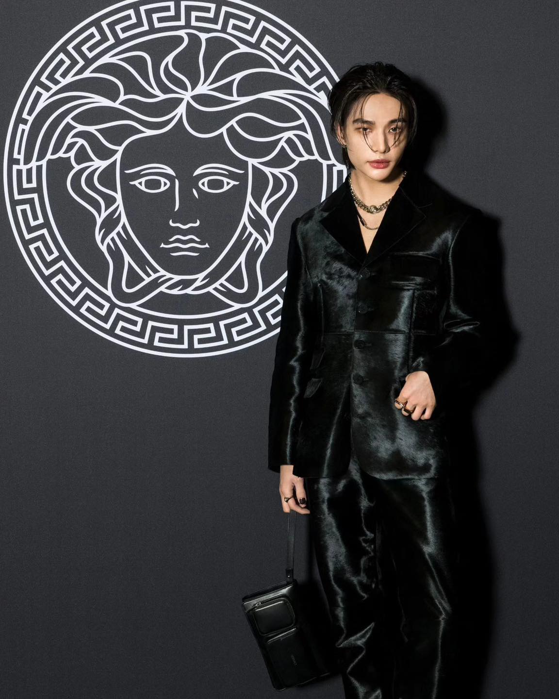 4세대 남돌 중 인스타그램 팔로워 천만 명을 돌파한 3명👑 그들의 최근 근황까지 모아보기✔️
1. 필릭스(스트레이 키즈), 1,837만 팔로워
필릭스는 지난해 8월 개인 인스타그램 계정을 개설한 이후 가파른 상승을 거듭하며 팔로워 1,800만을 달성해 4세대 아티스트 중 최다 기록을 세웠습니다. 그는 올해 1월 라오스 어린이를 위해 유니세프 한국위원회에 1억 원을 기부하며 유니세프 아너스클럽 역대 최연소 멤버로 이름을 올렸으며 2주 전 개인 휴가 중 라오스를 찾아 봉사활동을 하며 선한 영향력을 선사했습니다.
2. 연준(투모로우바이투게더), 1,750만 팔로워
투모로우바이투게더 멤버들 중 가장 처음으로 개인 인스타그램 계정을 개설한 연준은 첫 번째 게시글부터 약 500만 개의 좋아요를 돌파하며 놀라운 인기를 증명했습니다. 지난 1일 그가 속한 투모로우바이투게더는 여섯 번째 미니앨범 ‘minisode 3: TOMORROW’를 발매하였으며 발매 당일 총 118만 7103장 판매되며 밀리언셀러를 기록했습니다.
3. 현진(스트레이 키즈), 1710만 팔로워
현진은 같은 스트레이 키즈 멤버인 필릭스에 이어 천만 팔로워를 돌파했습니다. 현진은 지난 2월 밀라노서 열린 베르사체 2024 F/W 컬렉션에 글로벌 엠버서더로 참석해 올블랙 스타일링을 선보였는데요. 현진은 개인 SNS 채널에 한 건의 게시물로 EMV 402만 달러를 창출하며 밀라노 패션 위크에서 가장 눈에 띄는 셀럽으로 꼽혔습니다. 이미지8