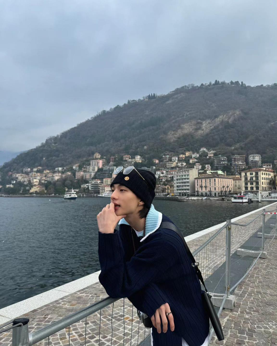 4세대 남돌 중 인스타그램 팔로워 천만 명을 돌파한 3명👑 그들의 최근 근황까지 모아보기✔️
1. 필릭스(스트레이 키즈), 1,837만 팔로워
필릭스는 지난해 8월 개인 인스타그램 계정을 개설한 이후 가파른 상승을 거듭하며 팔로워 1,800만을 달성해 4세대 아티스트 중 최다 기록을 세웠습니다. 그는 올해 1월 라오스 어린이를 위해 유니세프 한국위원회에 1억 원을 기부하며 유니세프 아너스클럽 역대 최연소 멤버로 이름을 올렸으며 2주 전 개인 휴가 중 라오스를 찾아 봉사활동을 하며 선한 영향력을 선사했습니다.
2. 연준(투모로우바이투게더), 1,750만 팔로워
투모로우바이투게더 멤버들 중 가장 처음으로 개인 인스타그램 계정을 개설한 연준은 첫 번째 게시글부터 약 500만 개의 좋아요를 돌파하며 놀라운 인기를 증명했습니다. 지난 1일 그가 속한 투모로우바이투게더는 여섯 번째 미니앨범 ‘minisode 3: TOMORROW’를 발매하였으며 발매 당일 총 118만 7103장 판매되며 밀리언셀러를 기록했습니다.
3. 현진(스트레이 키즈), 1710만 팔로워
현진은 같은 스트레이 키즈 멤버인 필릭스에 이어 천만 팔로워를 돌파했습니다. 현진은 지난 2월 밀라노서 열린 베르사체 2024 F/W 컬렉션에 글로벌 엠버서더로 참석해 올블랙 스타일링을 선보였는데요. 현진은 개인 SNS 채널에 한 건의 게시물로 EMV 402만 달러를 창출하며 밀라노 패션 위크에서 가장 눈에 띄는 셀럽으로 꼽혔습니다. 이미지9