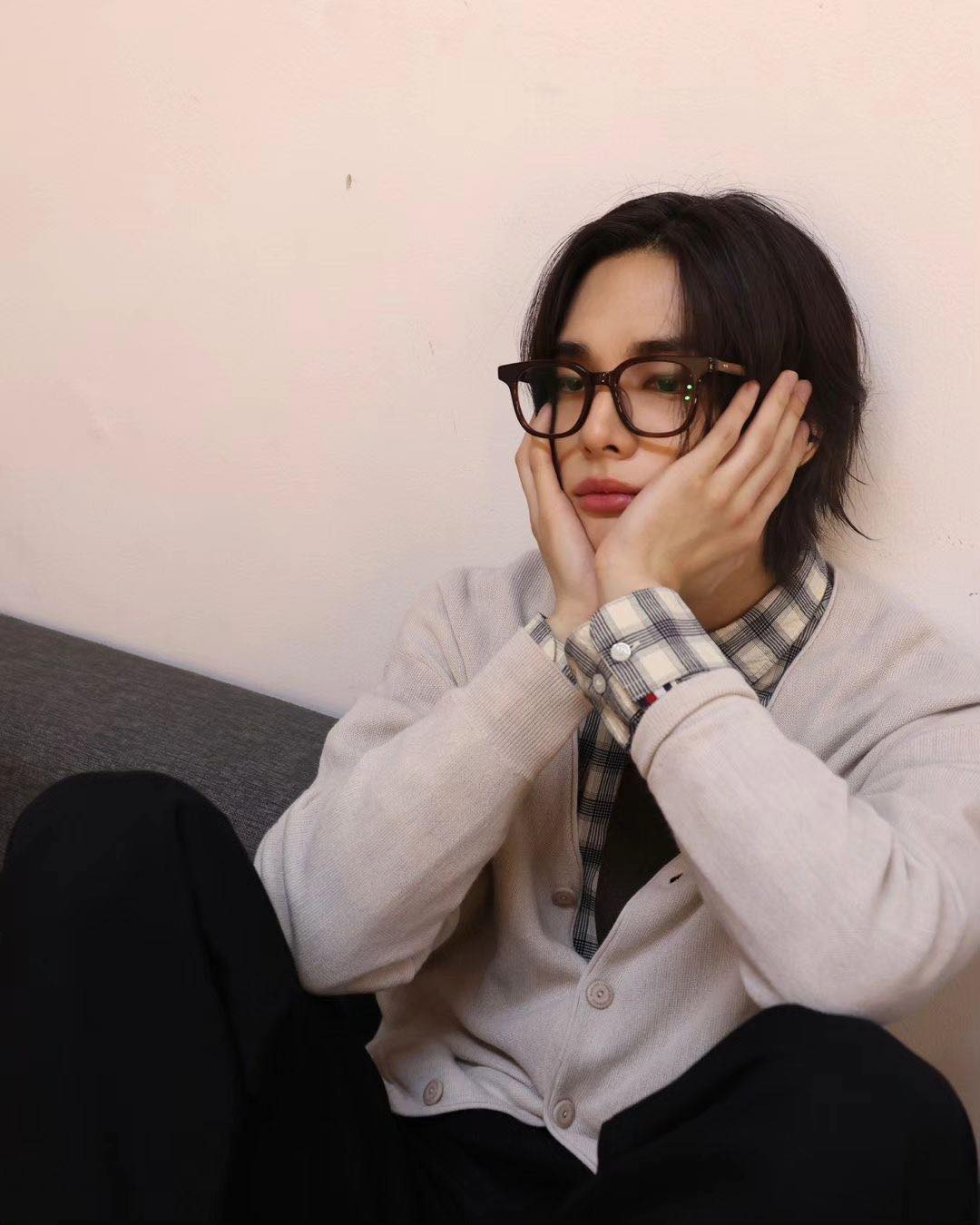 4세대 남돌 중 인스타그램 팔로워 천만 명을 돌파한 3명👑 그들의 최근 근황까지 모아보기✔️
1. 필릭스(스트레이 키즈), 1,837만 팔로워
필릭스는 지난해 8월 개인 인스타그램 계정을 개설한 이후 가파른 상승을 거듭하며 팔로워 1,800만을 달성해 4세대 아티스트 중 최다 기록을 세웠습니다. 그는 올해 1월 라오스 어린이를 위해 유니세프 한국위원회에 1억 원을 기부하며 유니세프 아너스클럽 역대 최연소 멤버로 이름을 올렸으며 2주 전 개인 휴가 중 라오스를 찾아 봉사활동을 하며 선한 영향력을 선사했습니다.
2. 연준(투모로우바이투게더), 1,750만 팔로워
투모로우바이투게더 멤버들 중 가장 처음으로 개인 인스타그램 계정을 개설한 연준은 첫 번째 게시글부터 약 500만 개의 좋아요를 돌파하며 놀라운 인기를 증명했습니다. 지난 1일 그가 속한 투모로우바이투게더는 여섯 번째 미니앨범 ‘minisode 3: TOMORROW’를 발매하였으며 발매 당일 총 118만 7103장 판매되며 밀리언셀러를 기록했습니다.
3. 현진(스트레이 키즈), 1710만 팔로워
현진은 같은 스트레이 키즈 멤버인 필릭스에 이어 천만 팔로워를 돌파했습니다. 현진은 지난 2월 밀라노서 열린 베르사체 2024 F/W 컬렉션에 글로벌 엠버서더로 참석해 올블랙 스타일링을 선보였는데요. 현진은 개인 SNS 채널에 한 건의 게시물로 EMV 402만 달러를 창출하며 밀라노 패션 위크에서 가장 눈에 띄는 셀럽으로 꼽혔습니다. 이미지7