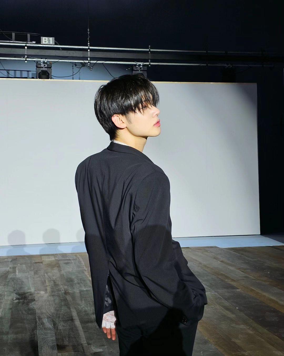 4세대 남돌 중 인스타그램 팔로워 천만 명을 돌파한 3명👑 그들의 최근 근황까지 모아보기✔️
1. 필릭스(스트레이 키즈), 1,837만 팔로워
필릭스는 지난해 8월 개인 인스타그램 계정을 개설한 이후 가파른 상승을 거듭하며 팔로워 1,800만을 달성해 4세대 아티스트 중 최다 기록을 세웠습니다. 그는 올해 1월 라오스 어린이를 위해 유니세프 한국위원회에 1억 원을 기부하며 유니세프 아너스클럽 역대 최연소 멤버로 이름을 올렸으며 2주 전 개인 휴가 중 라오스를 찾아 봉사활동을 하며 선한 영향력을 선사했습니다.
2. 연준(투모로우바이투게더), 1,750만 팔로워
투모로우바이투게더 멤버들 중 가장 처음으로 개인 인스타그램 계정을 개설한 연준은 첫 번째 게시글부터 약 500만 개의 좋아요를 돌파하며 놀라운 인기를 증명했습니다. 지난 1일 그가 속한 투모로우바이투게더는 여섯 번째 미니앨범 ‘minisode 3: TOMORROW’를 발매하였으며 발매 당일 총 118만 7103장 판매되며 밀리언셀러를 기록했습니다.
3. 현진(스트레이 키즈), 1710만 팔로워
현진은 같은 스트레이 키즈 멤버인 필릭스에 이어 천만 팔로워를 돌파했습니다. 현진은 지난 2월 밀라노서 열린 베르사체 2024 F/W 컬렉션에 글로벌 엠버서더로 참석해 올블랙 스타일링을 선보였는데요. 현진은 개인 SNS 채널에 한 건의 게시물로 EMV 402만 달러를 창출하며 밀라노 패션 위크에서 가장 눈에 띄는 셀럽으로 꼽혔습니다. 이미지4