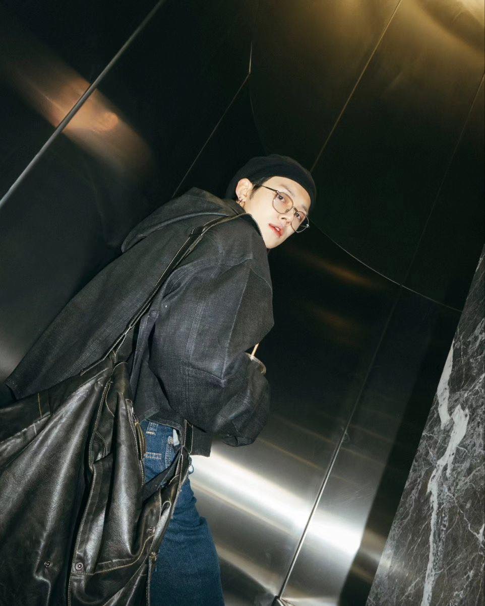 4세대 남돌 중 인스타그램 팔로워 천만 명을 돌파한 3명👑 그들의 최근 근황까지 모아보기✔️
1. 필릭스(스트레이 키즈), 1,837만 팔로워
필릭스는 지난해 8월 개인 인스타그램 계정을 개설한 이후 가파른 상승을 거듭하며 팔로워 1,800만을 달성해 4세대 아티스트 중 최다 기록을 세웠습니다. 그는 올해 1월 라오스 어린이를 위해 유니세프 한국위원회에 1억 원을 기부하며 유니세프 아너스클럽 역대 최연소 멤버로 이름을 올렸으며 2주 전 개인 휴가 중 라오스를 찾아 봉사활동을 하며 선한 영향력을 선사했습니다.
2. 연준(투모로우바이투게더), 1,750만 팔로워
투모로우바이투게더 멤버들 중 가장 처음으로 개인 인스타그램 계정을 개설한 연준은 첫 번째 게시글부터 약 500만 개의 좋아요를 돌파하며 놀라운 인기를 증명했습니다. 지난 1일 그가 속한 투모로우바이투게더는 여섯 번째 미니앨범 ‘minisode 3: TOMORROW’를 발매하였으며 발매 당일 총 118만 7103장 판매되며 밀리언셀러를 기록했습니다.
3. 현진(스트레이 키즈), 1710만 팔로워
현진은 같은 스트레이 키즈 멤버인 필릭스에 이어 천만 팔로워를 돌파했습니다. 현진은 지난 2월 밀라노서 열린 베르사체 2024 F/W 컬렉션에 글로벌 엠버서더로 참석해 올블랙 스타일링을 선보였는데요. 현진은 개인 SNS 채널에 한 건의 게시물로 EMV 402만 달러를 창출하며 밀라노 패션 위크에서 가장 눈에 띄는 셀럽으로 꼽혔습니다. 이미지6