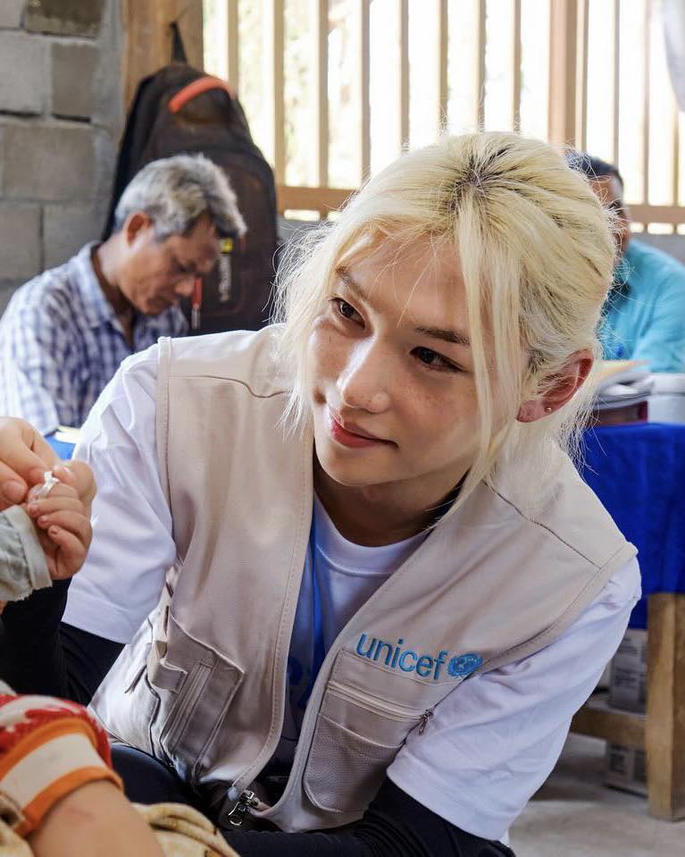 4세대 남돌 중 인스타그램 팔로워 천만 명을 돌파한 3명👑 그들의 최근 근황까지 모아보기✔️
1. 필릭스(스트레이 키즈), 1,837만 팔로워
필릭스는 지난해 8월 개인 인스타그램 계정을 개설한 이후 가파른 상승을 거듭하며 팔로워 1,800만을 달성해 4세대 아티스트 중 최다 기록을 세웠습니다. 그는 올해 1월 라오스 어린이를 위해 유니세프 한국위원회에 1억 원을 기부하며 유니세프 아너스클럽 역대 최연소 멤버로 이름을 올렸으며 2주 전 개인 휴가 중 라오스를 찾아 봉사활동을 하며 선한 영향력을 선사했습니다.
2. 연준(투모로우바이투게더), 1,750만 팔로워
투모로우바이투게더 멤버들 중 가장 처음으로 개인 인스타그램 계정을 개설한 연준은 첫 번째 게시글부터 약 500만 개의 좋아요를 돌파하며 놀라운 인기를 증명했습니다. 지난 1일 그가 속한 투모로우바이투게더는 여섯 번째 미니앨범 ‘minisode 3: TOMORROW’를 발매하였으며 발매 당일 총 118만 7103장 판매되며 밀리언셀러를 기록했습니다.
3. 현진(스트레이 키즈), 1710만 팔로워
현진은 같은 스트레이 키즈 멤버인 필릭스에 이어 천만 팔로워를 돌파했습니다. 현진은 지난 2월 밀라노서 열린 베르사체 2024 F/W 컬렉션에 글로벌 엠버서더로 참석해 올블랙 스타일링을 선보였는데요. 현진은 개인 SNS 채널에 한 건의 게시물로 EMV 402만 달러를 창출하며 밀라노 패션 위크에서 가장 눈에 띄는 셀럽으로 꼽혔습니다. 이미지2