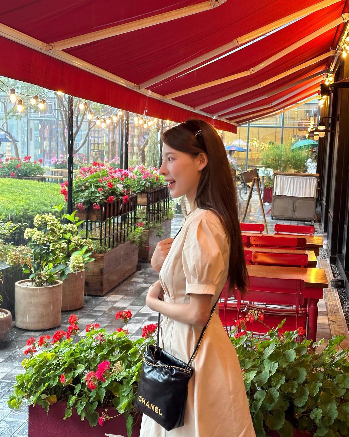 셀럽들의 샤넬 블랙 미니백🖤✨
봄이니까 미니멀한 포인트템 챙겨야지😘역시 클래식한 샤넬 이미지