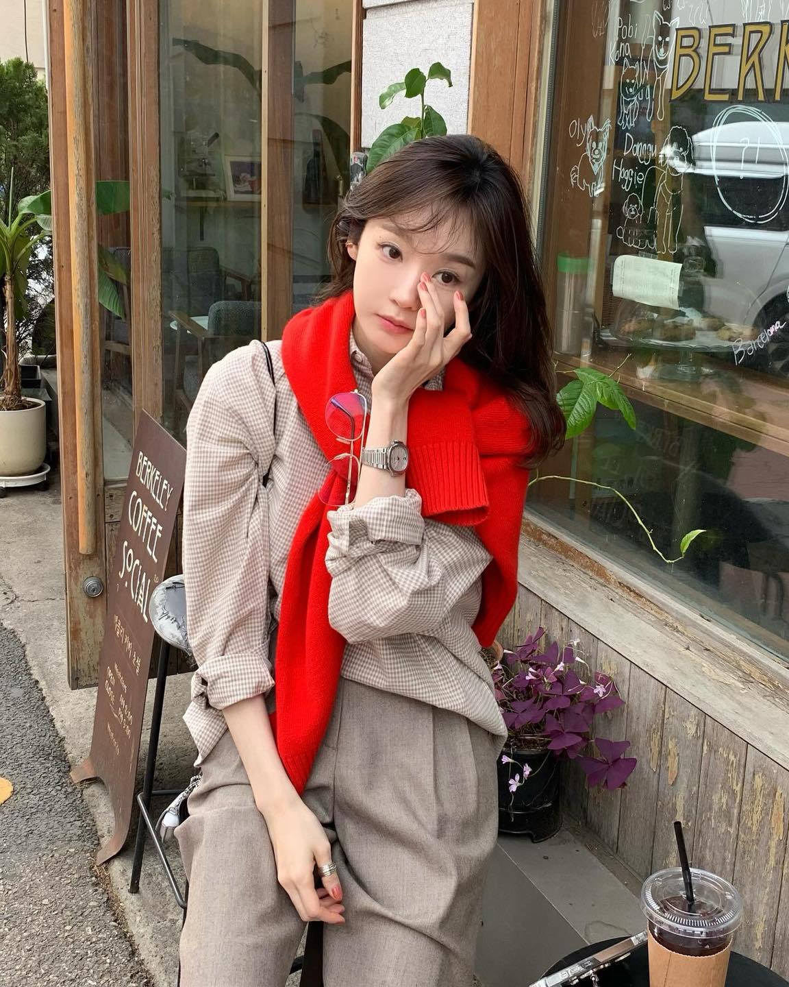 일교차 클 때 필수템🧶🤎@니트
언니들처럼 따뜻하게 간절기템으로 니트 어깨에 두르기💫 이미지