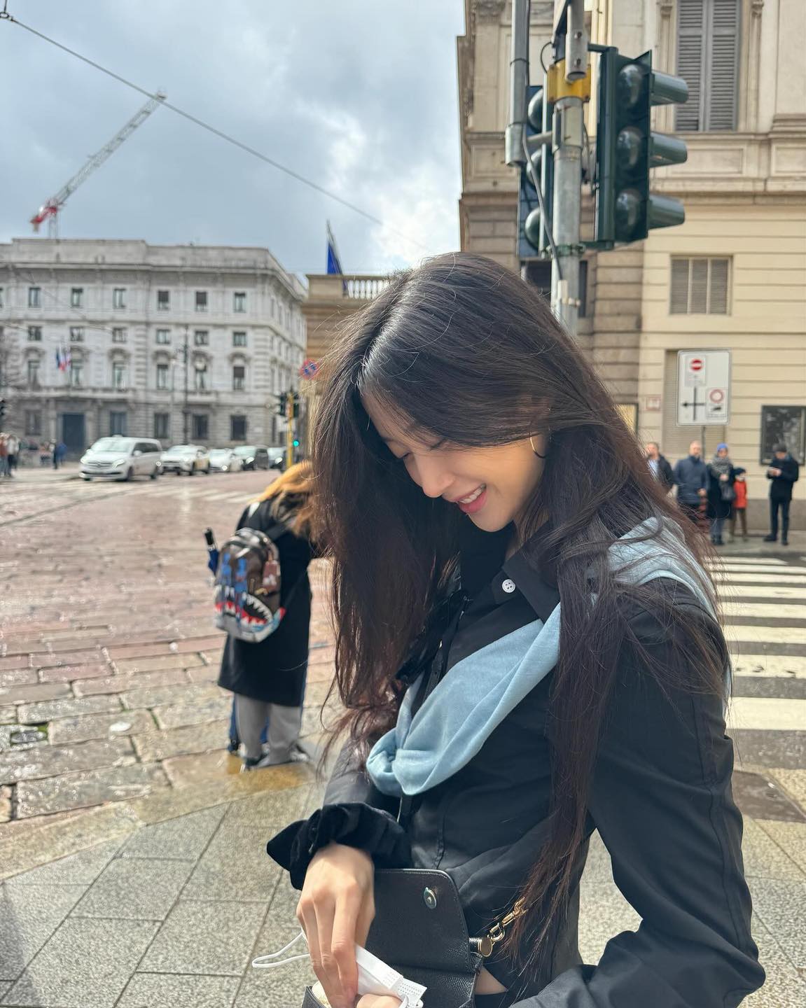 일교차 클 때 필수템🧶🤎@니트
언니들처럼 따뜻하게 간절기템으로 니트 어깨에 두르기💫 이미지
