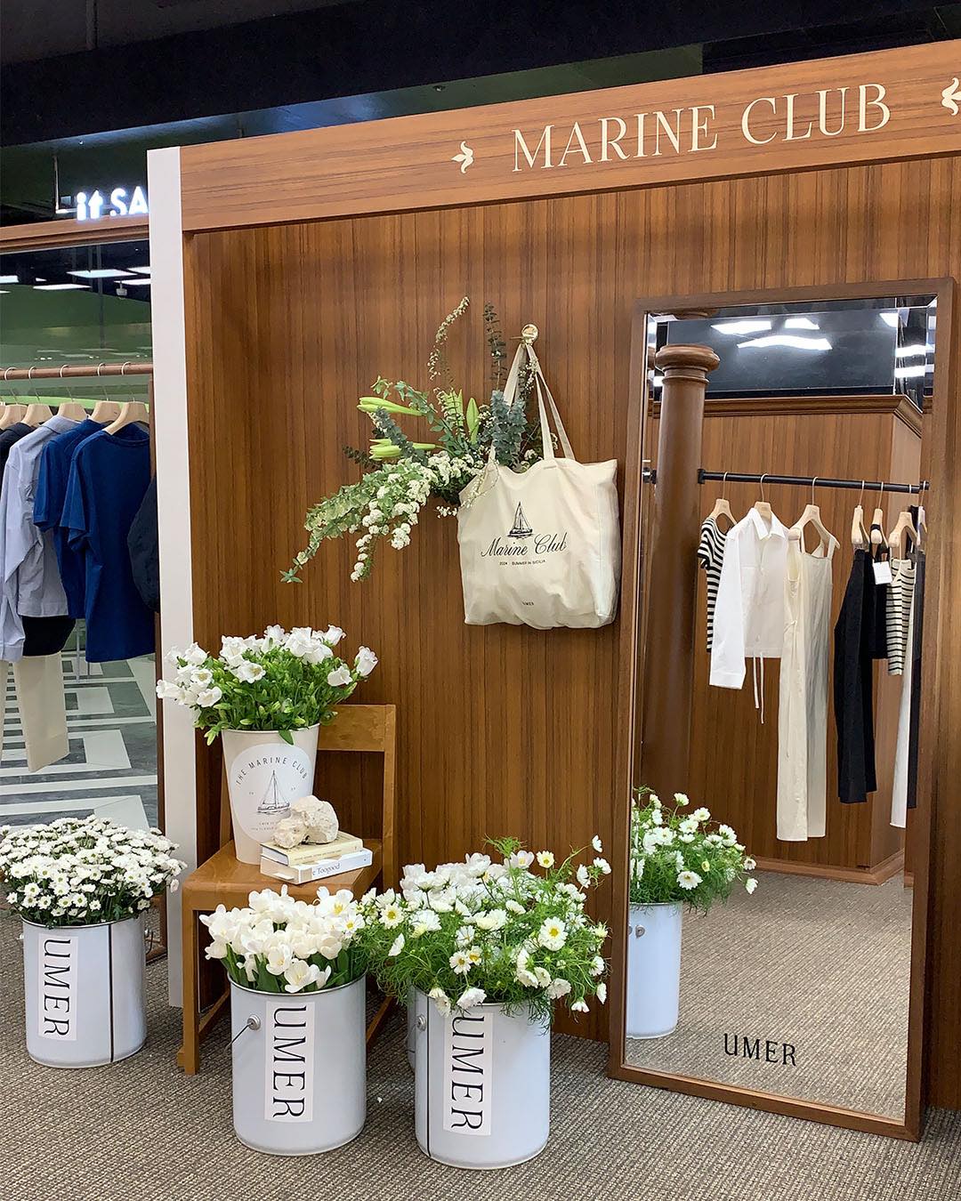 이번주 필수 방문⚓️마린클럽 팝업
클래식템 색감 맛집 유메르💙더현대로 같이 놀러가자🙌🏻 #광고

여성 의류 브랜드 유메르가 오늘부터 일주일 간 더현대서울 아이코닉 팝업존에서 'MARINE CLUB' 팝업 스토어를 진행합니다. 이번 팝업스토어는 24 SUMMER COLLECTION 출시를 기념하여 마련되었는데요. 일상의 소란을 잠시 잊고 선상에서 즐기는 여유로운 휴식을 컨셉으로, 편안함 속 가장 나답게 빛날 수 있는 취향을 가득 담았다고 합니다.

유메르가 가장 잘하는 베이직하면서 클래식한 디자인으로, 내 옷장 속 오래도록 소장하고 싶은 아이템을 만나볼 수 있다고 하니 얼른 달려가볼까요? 🙋🏻‍♀️

<유메르 마린 팝업 스토어>
- 기간: 4/4(목) ~ 4/10(수)
- 장소: 더현대서울 B2 아이코닉 팝업존

<혜택>
- 팝업 전 상품 7% 할인
- 전 구매 고객 대상 스페셜 기프트 증정
- 인스타그램 팔로우 인증 할인 이벤트
- 마린 클럽 포토 리뷰 이벤트
- 팝업 익스클루시브 상품 단독 공개 이미지