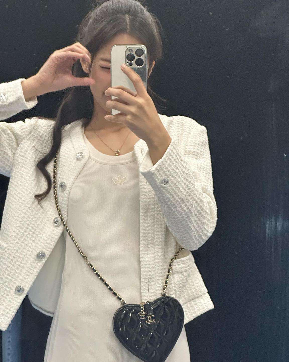 셀럽들의 샤넬 블랙 미니백🖤✨
봄이니까 미니멀한 포인트템 챙겨야지😘역시 클래식한 샤넬 이미지