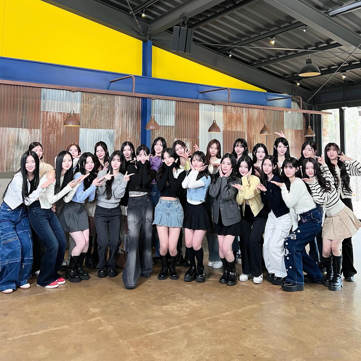 걸그룹 멤버가 24명😲트리플에스

모드하우스 소속 24인조 걸그룹 트리플에스(tripleS)가 마지막 멤버인 'S24' 지서연을 공개하며 완전체 모습을 드러냈습니다. 트리플에스는 2022년 5월부터 멤버를 차례로 공개하며 다양한 조합의 유닛인 '디멘션' 형태로 활동을 이어왔는데요. 24명의 인원인 만큼 2001년생부터 2010년생까지의 다양한 나이대와 한국, 일본, 중국, 대만, 태국 등 다국적 멤버로 구성되어 있죠.

한편 트리플에스는 팬들이 직접 콘텐츠 제작 과정에 영향력을 행사할 수 있는 '팬 참여형' 걸그룹으로서, 팬들의 투표를 통해 '걸스 네버 다이' 곡을 완전체 앨범 타이틀곡으로 확정했습니다.  이미지1