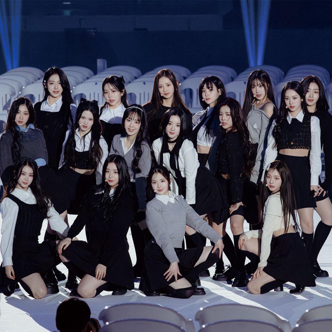 걸그룹 멤버가 24명😲트리플에스

모드하우스 소속 24인조 걸그룹 트리플에스(tripleS)가 마지막 멤버인 'S24' 지서연을 공개하며 완전체 모습을 드러냈습니다. 트리플에스는 2022년 5월부터 멤버를 차례로 공개하며 다양한 조합의 유닛인 '디멘션' 형태로 활동을 이어왔는데요. 24명의 인원인 만큼 2001년생부터 2010년생까지의 다양한 나이대와 한국, 일본, 중국, 대만, 태국 등 다국적 멤버로 구성되어 있죠.

한편 트리플에스는 팬들이 직접 콘텐츠 제작 과정에 영향력을 행사할 수 있는 '팬 참여형' 걸그룹으로서, 팬들의 투표를 통해 '걸스 네버 다이' 곡을 완전체 앨범 타이틀곡으로 확정했습니다.  이미지2
