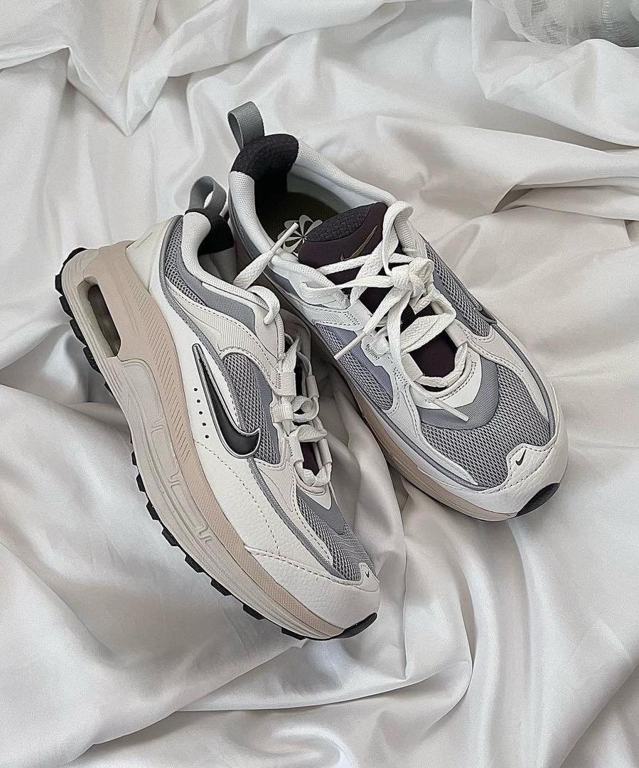 요즘 데일리👟에어맥스 블리스🤍
가성비 좋고 편해서 휘뚜루마뚜루템💨 올봄 운동화로 추천🙌🏻 이미지
