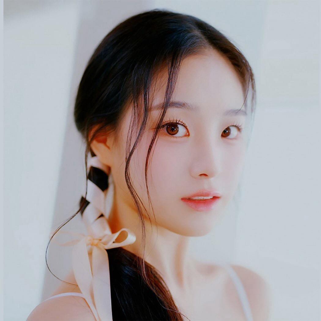 걸그룹 멤버가 24명😲트리플에스

모드하우스 소속 24인조 걸그룹 트리플에스(tripleS)가 마지막 멤버인 'S24' 지서연을 공개하며 완전체 모습을 드러냈습니다. 트리플에스는 2022년 5월부터 멤버를 차례로 공개하며 다양한 조합의 유닛인 '디멘션' 형태로 활동을 이어왔는데요. 24명의 인원인 만큼 2001년생부터 2010년생까지의 다양한 나이대와 한국, 일본, 중국, 대만, 태국 등 다국적 멤버로 구성되어 있죠.

한편 트리플에스는 팬들이 직접 콘텐츠 제작 과정에 영향력을 행사할 수 있는 '팬 참여형' 걸그룹으로서, 팬들의 투표를 통해 '걸스 네버 다이' 곡을 완전체 앨범 타이틀곡으로 확정했습니다.  이미지6
