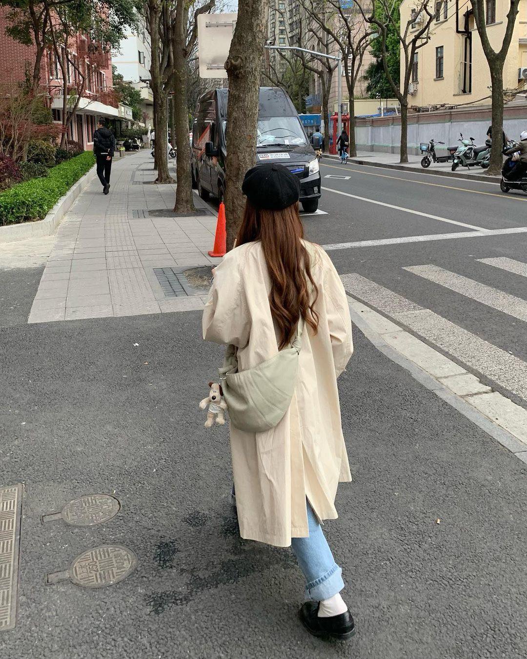 올봄 슬라우치 슬링백이 대세🥐🤎
곡선 실루엣에 자연스럽게 잡히는 쉐입👜브랜드 가방 추천4🔎

1. 르메르 크루아상 백, 98만 원부터.

2. 르메르 미니 포춘 크루아상 백, 149만 원.

3. 더 로우 슬라우치 바나나 백, 2,215 유로.

4. 케이트 올리비아 레더 숄더백, 1,580 유로. 이미지