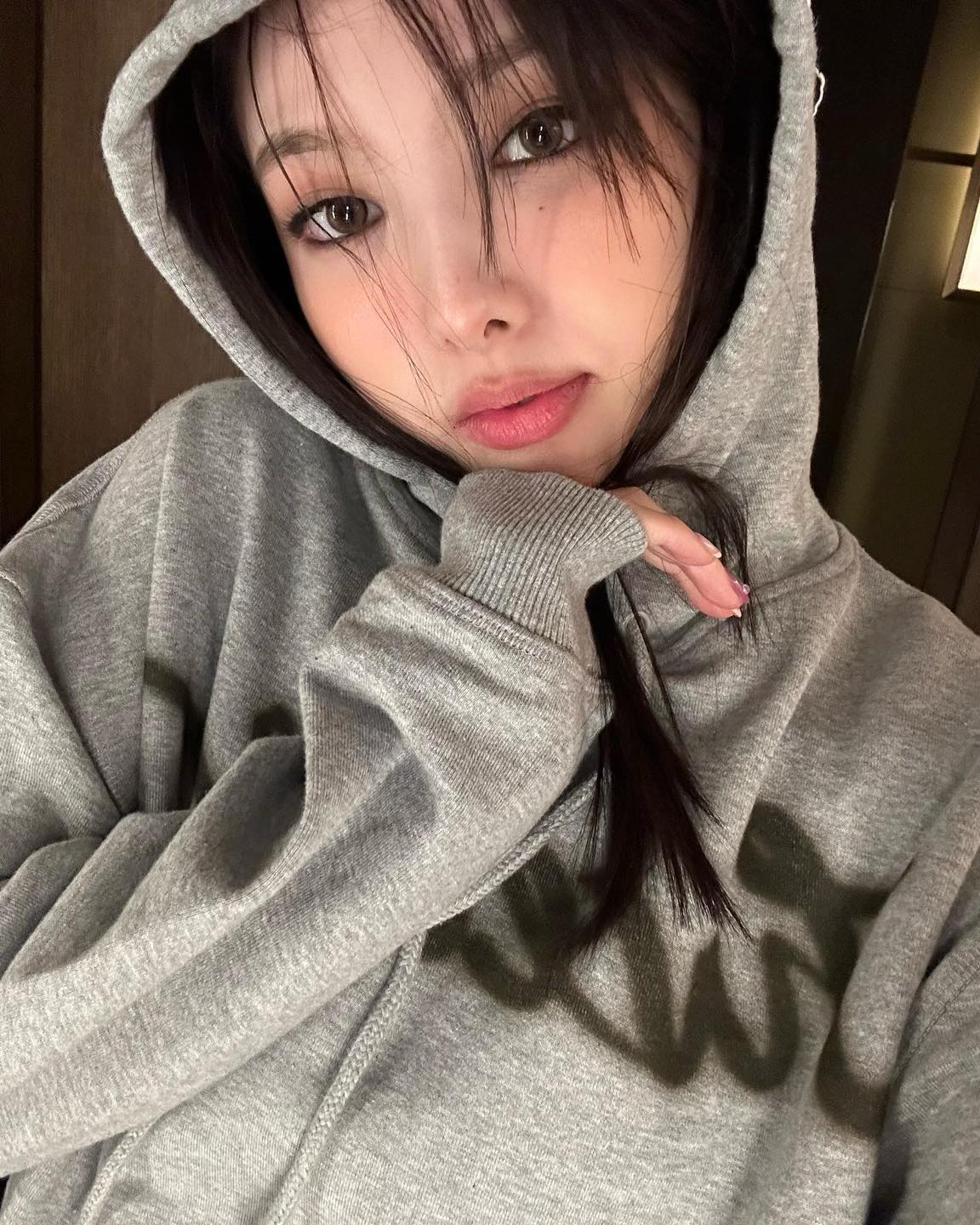 회색 렌즈와 찰떡인 핑크립💋🩶 이미지