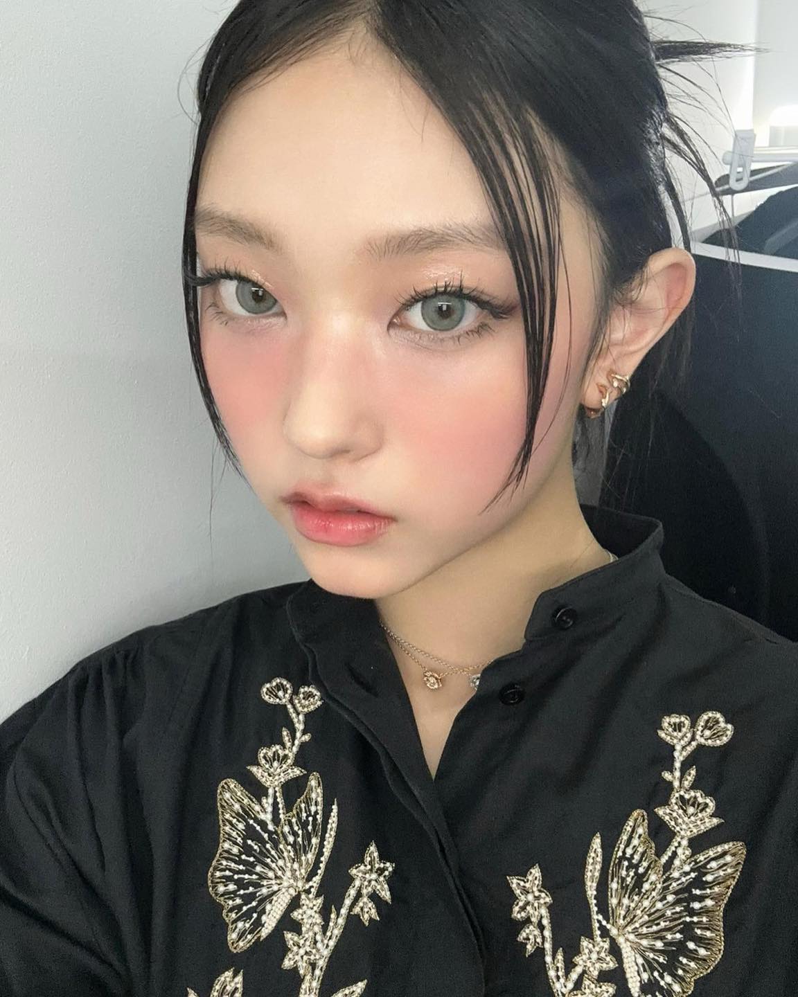 회색 렌즈와 찰떡인 핑크립💋🩶
채도 낮은 핑크 톤으로 분위기 더하기🩰 셀럽 메이크업@따라해 이미지5