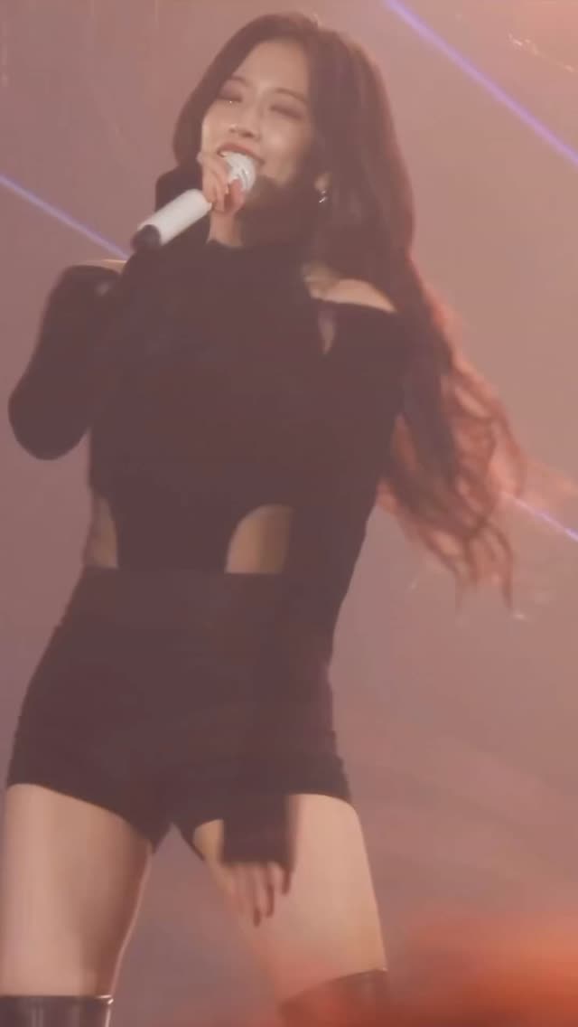 디바 그 자체​인 안유진 올블랙룩🖤
이제는 다 커서 퀸이 된 안댕댕🐶 쇼츠에 롱부츠 코디가 찰떡✨ 이미지