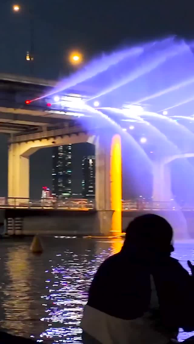 오늘 저녁 가자🏞️🎇한강분수 야경
반포한강공원 달빛무지개분수💜🩷 @애들아 오늘ㄱㄱ

- 가동 시간: 12:00, 19:30, 20:00, 20:30, 21:00

• 회당 20분 간 가동
• 성수기(7~8월) 1회 추가(21:30) 이미지