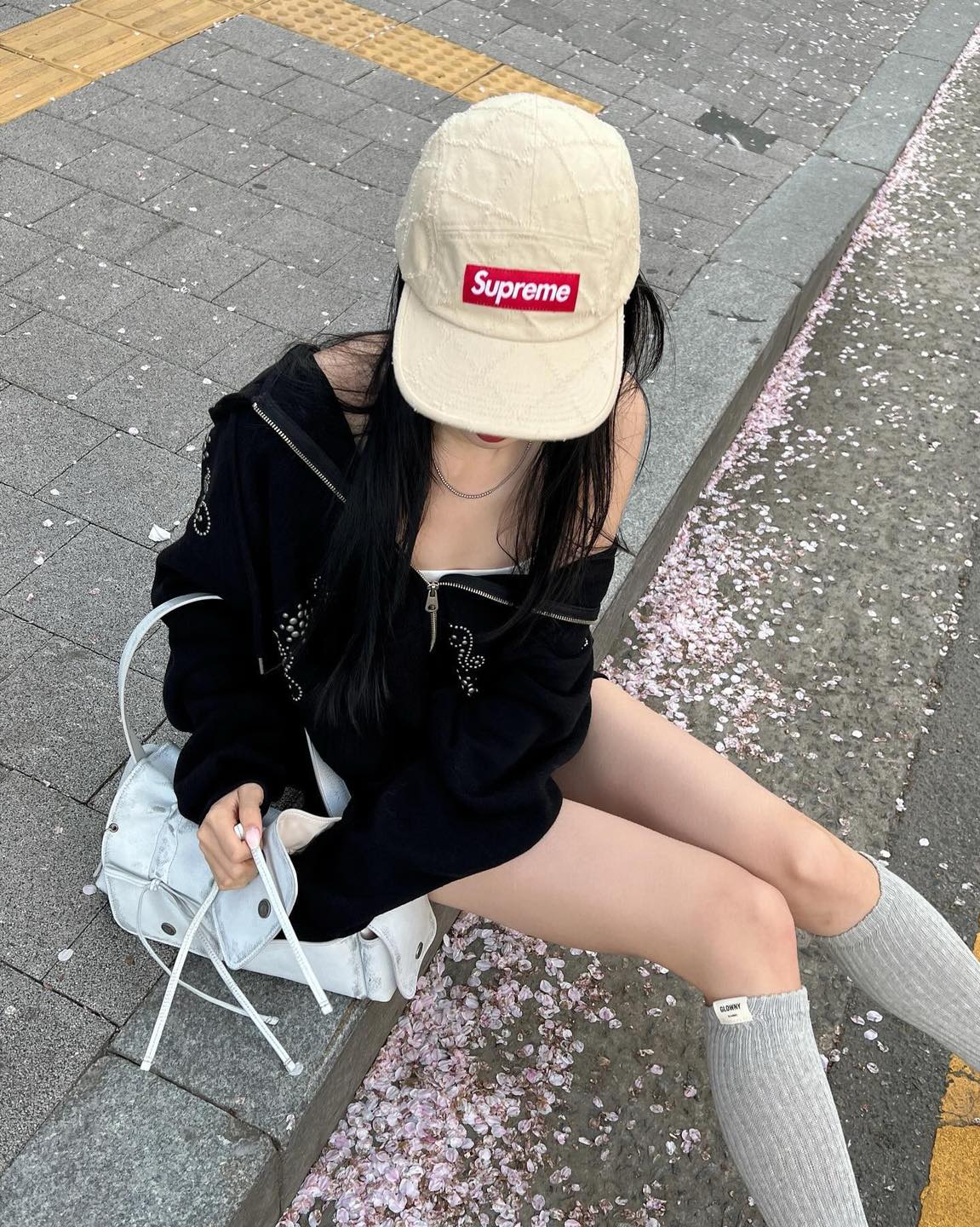 경리가 애정하는 봄 데일리 백🤍
리본 포인트의 아크네 스튜디오 멀티 포켓 백👜🎀 235만 원 이미지4