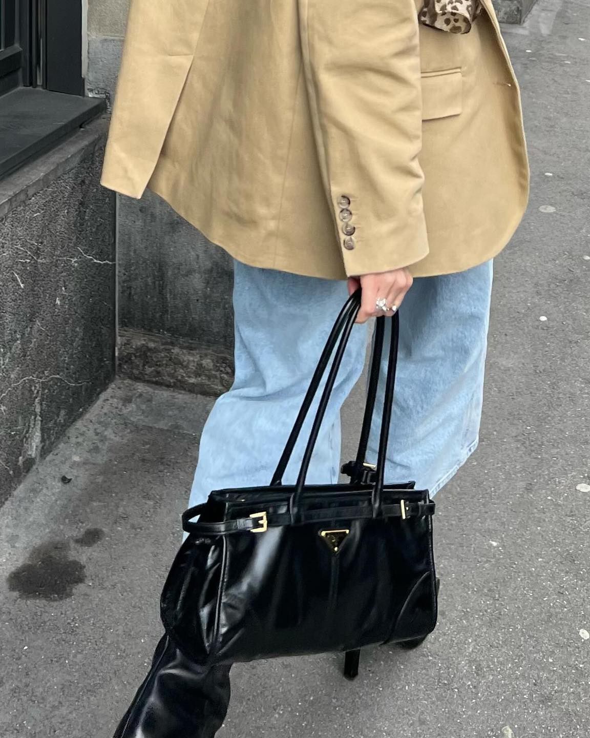 올봄 가방 트렌드는 토트백👜🖤
데일리로 좋은 프라다의 세련되고 트렌디한 탑핸들백 3✨

1. 미디엄 가죽 핸드백

2. 미디엄 리나일론 사피아노 가죽 투 핸들 백

3. 버클 가죽 핸드백 이미지