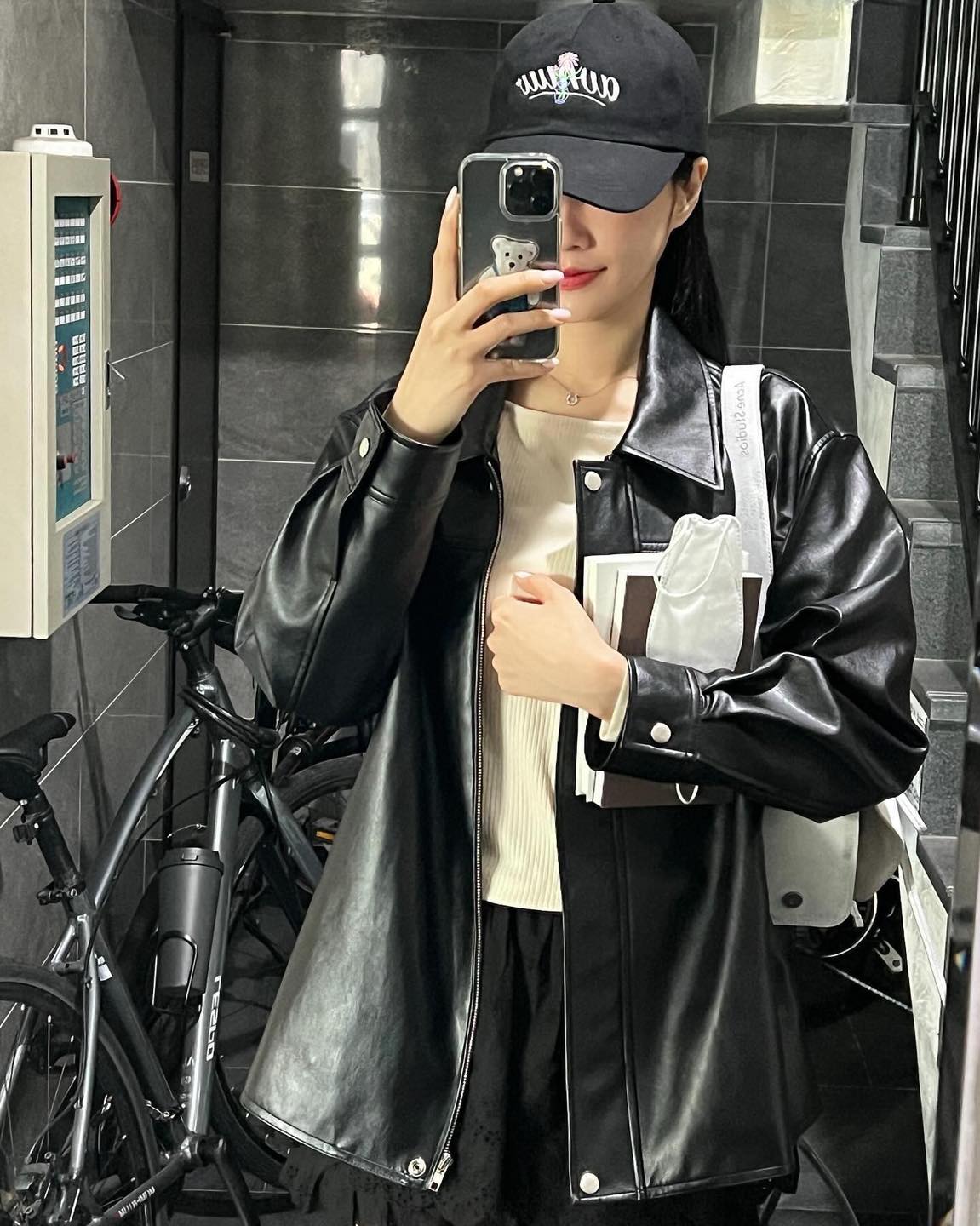 경리가 애정하는 봄 데일리 백🤍
리본 포인트의 아크네 스튜디오 멀티 포켓 백👜🎀 235만 원 이미지6
