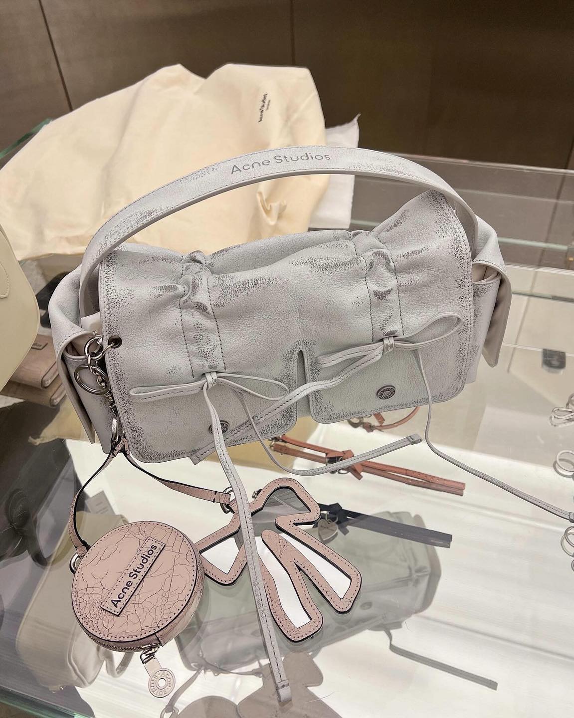 경리가 애정하는 봄 데일리 백🤍
리본 포인트의 아크네 스튜디오 멀티 포켓 백👜🎀 235만 원 이미지3