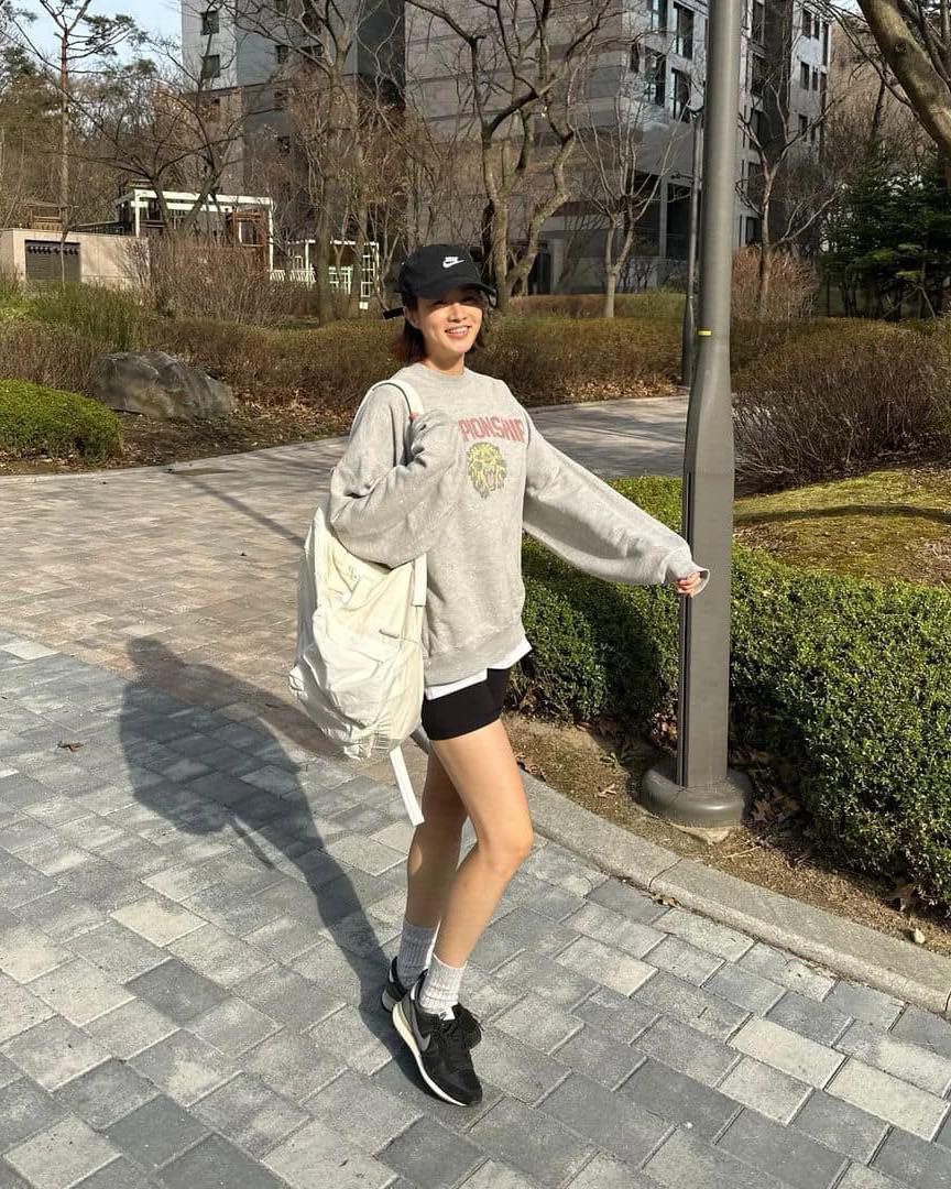 오버핏 상의에 바이커팬츠🤍🖤 이미지