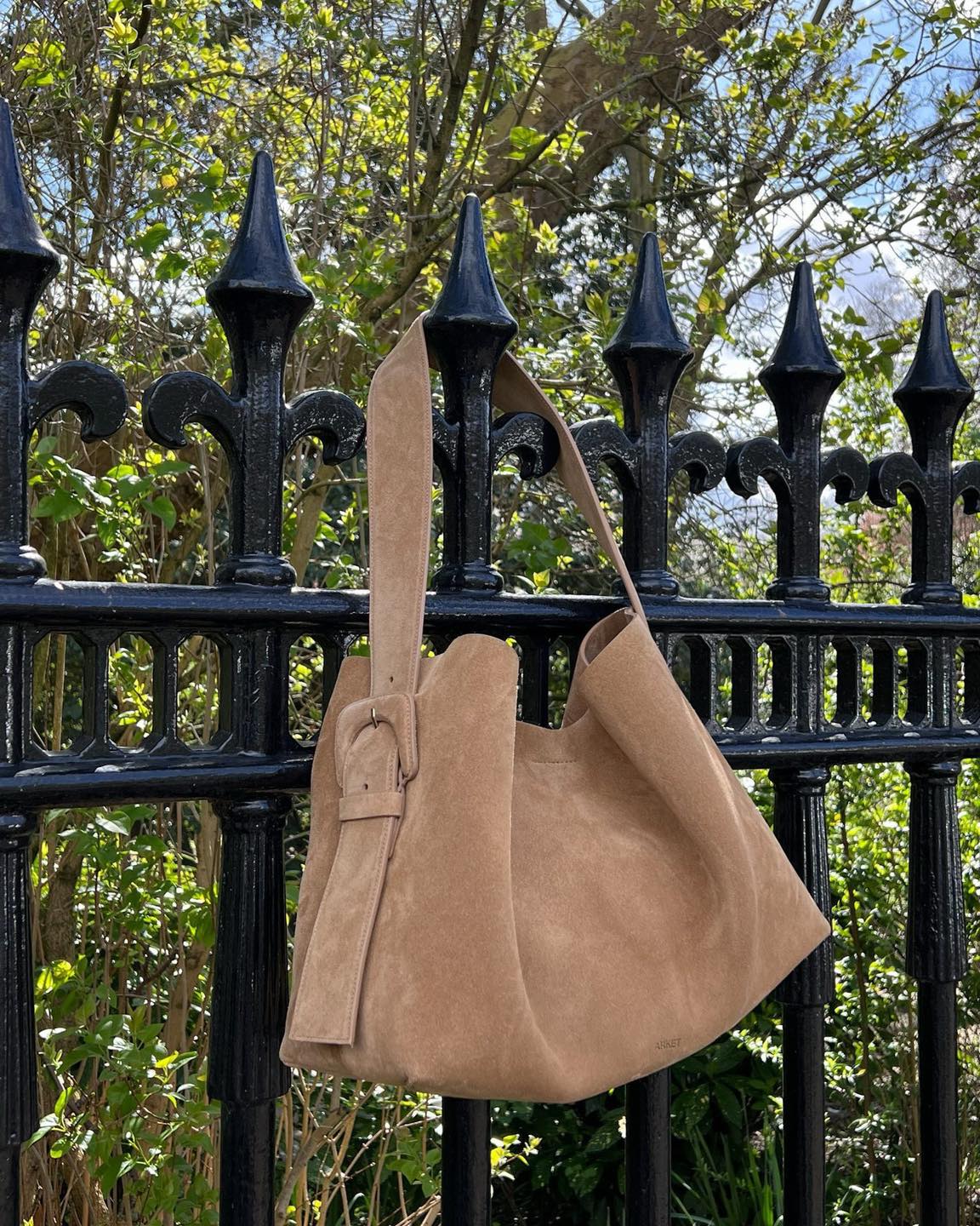 요즘 가방 감성은 스웨이드🤎💛
봄엔 빈티지 무드👜 100만 원 이하 해외 브랜드 가방 모음✔️

1. 아르켓 - 스웨이드 크로스바디 백, 27만 9천 원.

2. 플래터드 - 알바 숄더 백 스웨이드 샌드, 449 달러(약 60만 8천 원).

3. 세잔느 - 가빈 토트 백, 360 유로(약 52만 8천 원).

4. 리틀리프너 - 톨 스프라우트 토트 다크 브라운 스웨이드, 495 유로(약 72만 6천 원).

5. verafied - 골드 스웨이드 호보백, 41만 4천 원.

6. 드멜리어 - 도쿄 토트백, 80만 8천 원.

7. 코펜하겐 스튜디오 - CPH백, 249 유로(약 36만 5천 원). 이미지