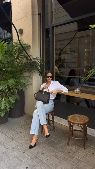 셔츠에 데님으로 깔끔하게🌸
블랙 컬러 토트백과 슬링백으로 시크함 더하기✨🖤 이미지