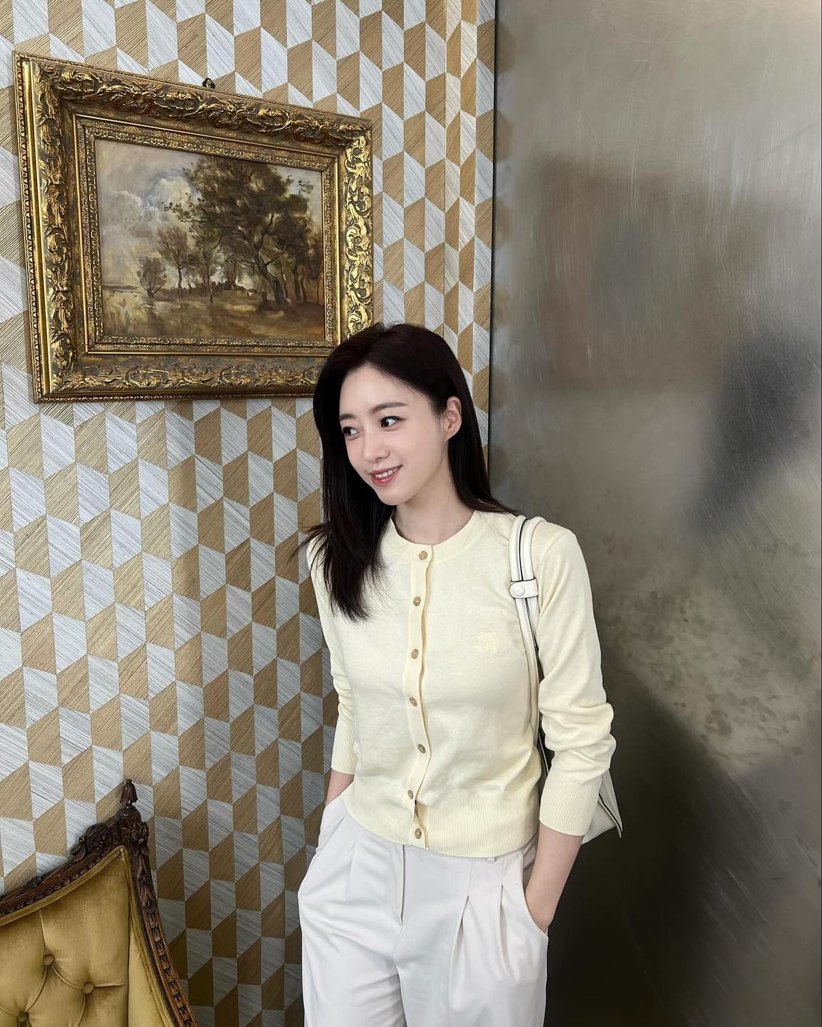 가디건+화이트팬츠🌼봄 출근룩 이미지