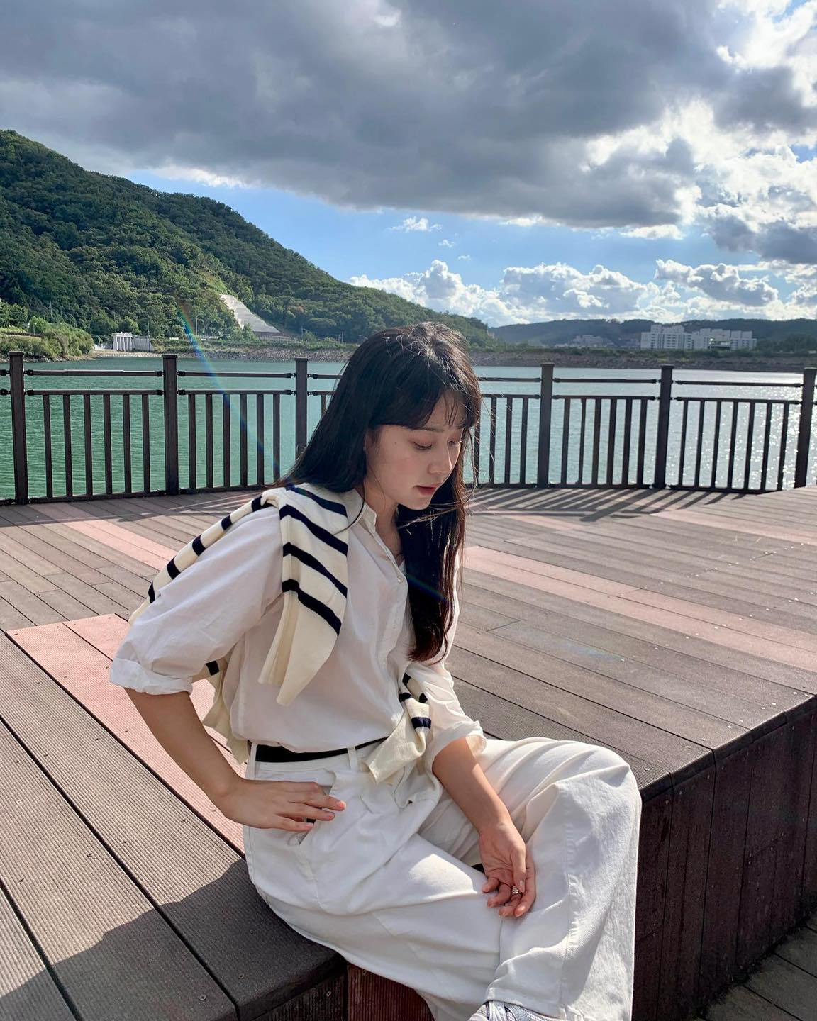 가디건+화이트팬츠🌼봄 출근룩 이미지4