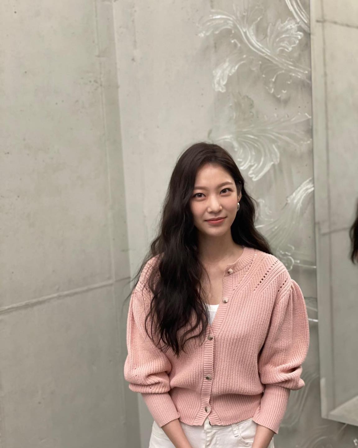 가디건+화이트팬츠🌼봄 출근룩 이미지3