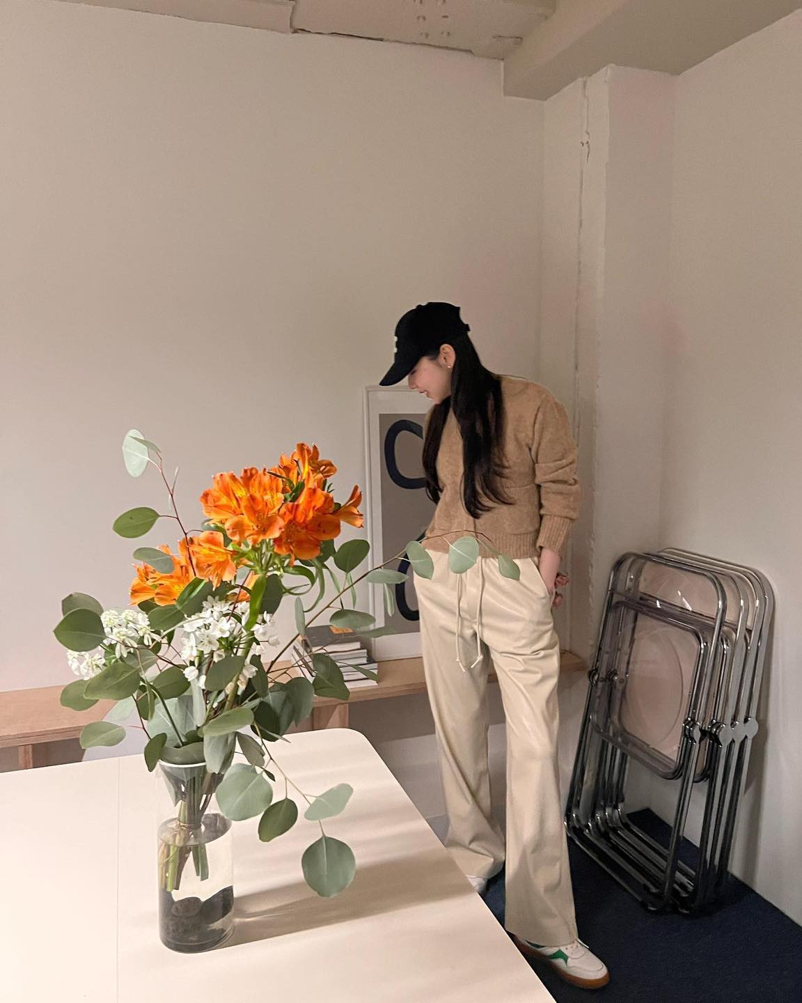 가디건+화이트팬츠🌼봄 출근룩 이미지6
