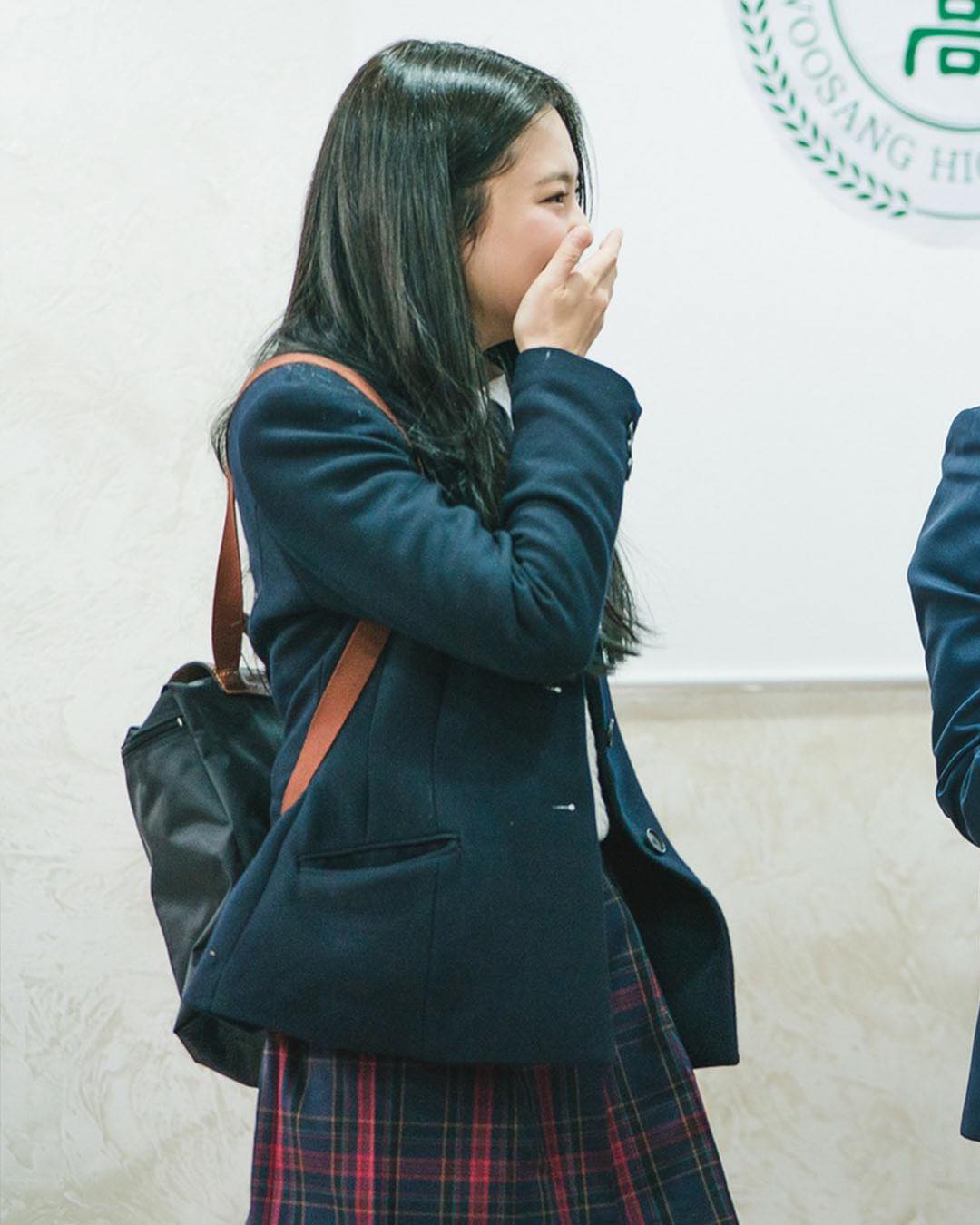 K-여고생 젠득이로 변신한 제니🩷
다시 유행하는 추억의 아이템 롱샴 백팩에 클락스 왈라비 코디🖤 이미지9