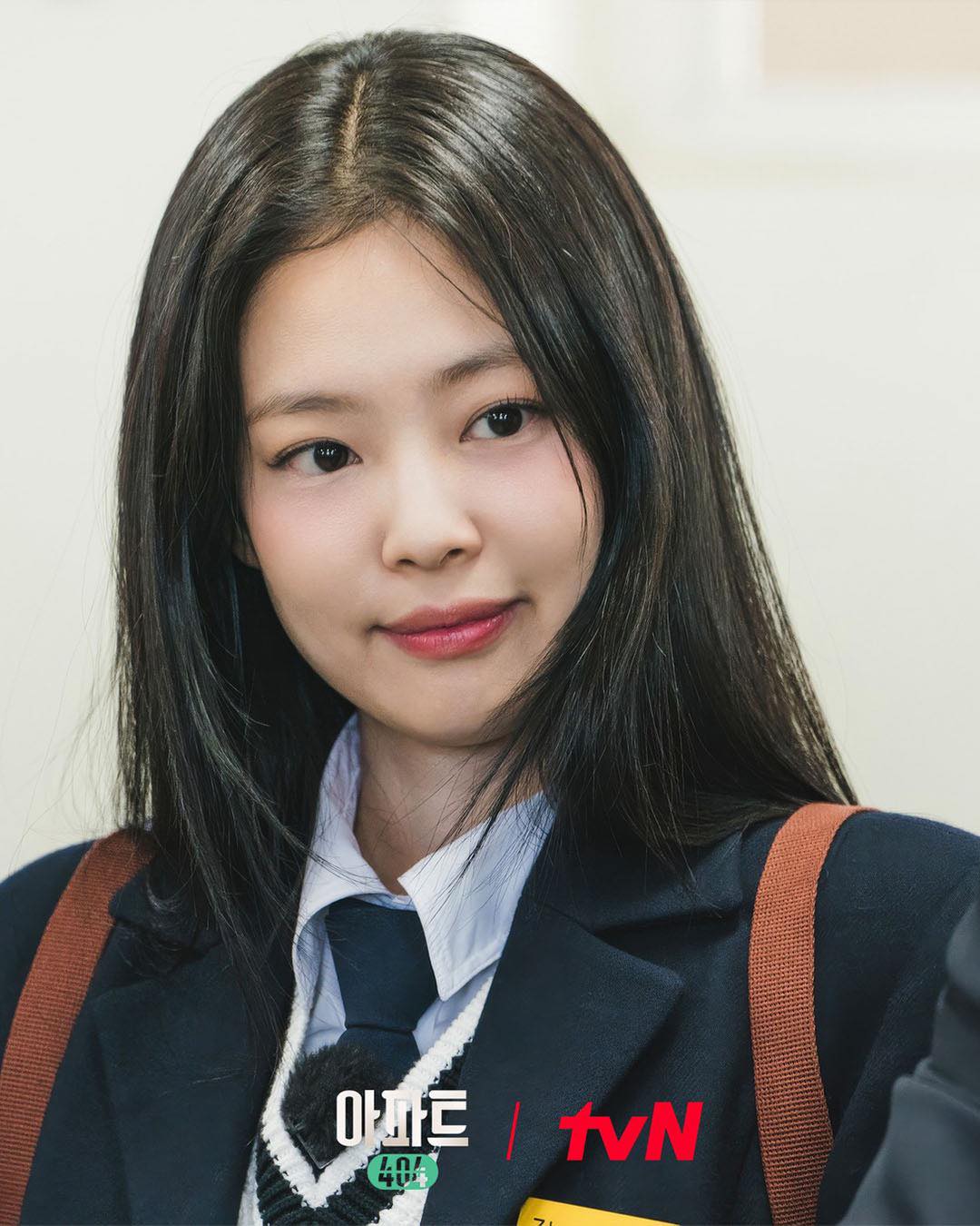 K-여고생 젠득이로 변신한 제니🩷
다시 유행하는 추억의 아이템 롱샴 백팩에 클락스 왈라비 코디🖤 이미지