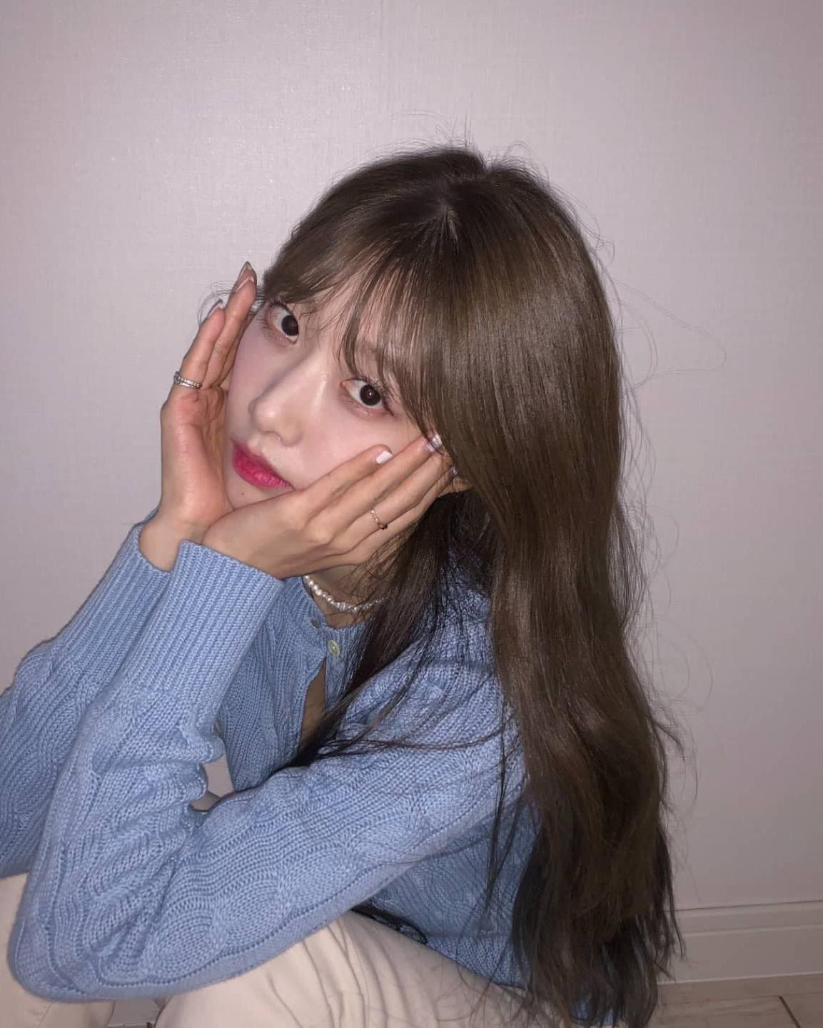 가디건+화이트팬츠🌼봄 출근룩 이미지5