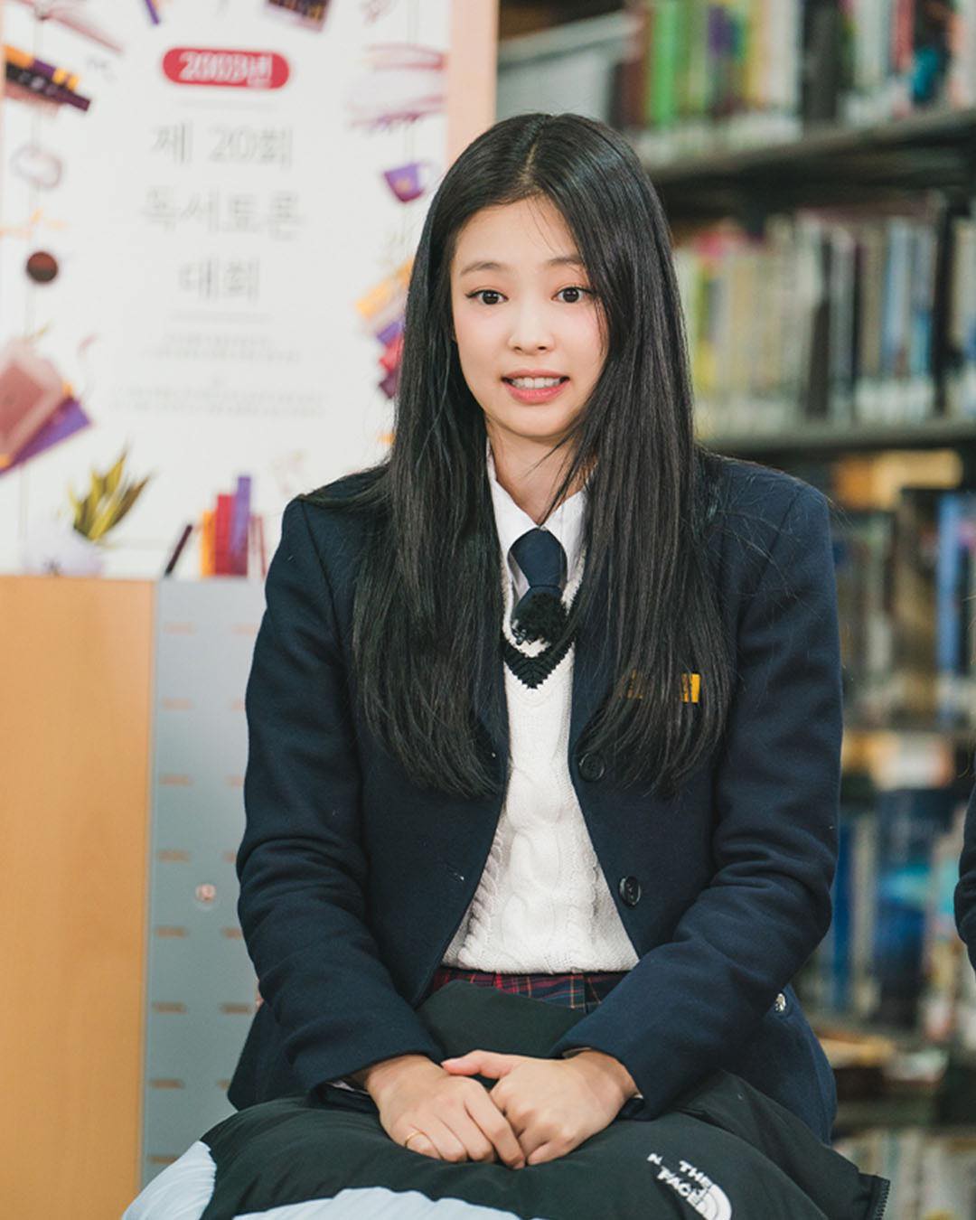 K-여고생 젠득이로 변신한 제니🩷
다시 유행하는 추억의 아이템 롱샴 백팩에 클락스 왈라비 코디🖤 이미지7