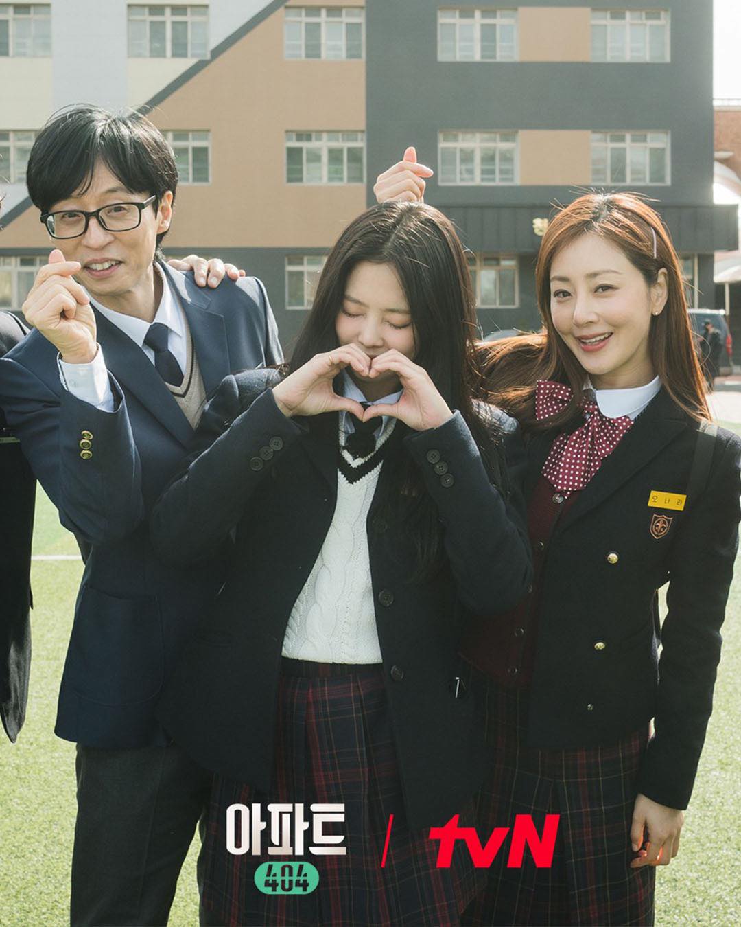 K-여고생 젠득이로 변신한 제니🩷
다시 유행하는 추억의 아이템 롱샴 백팩에 클락스 왈라비 코디🖤 이미지6