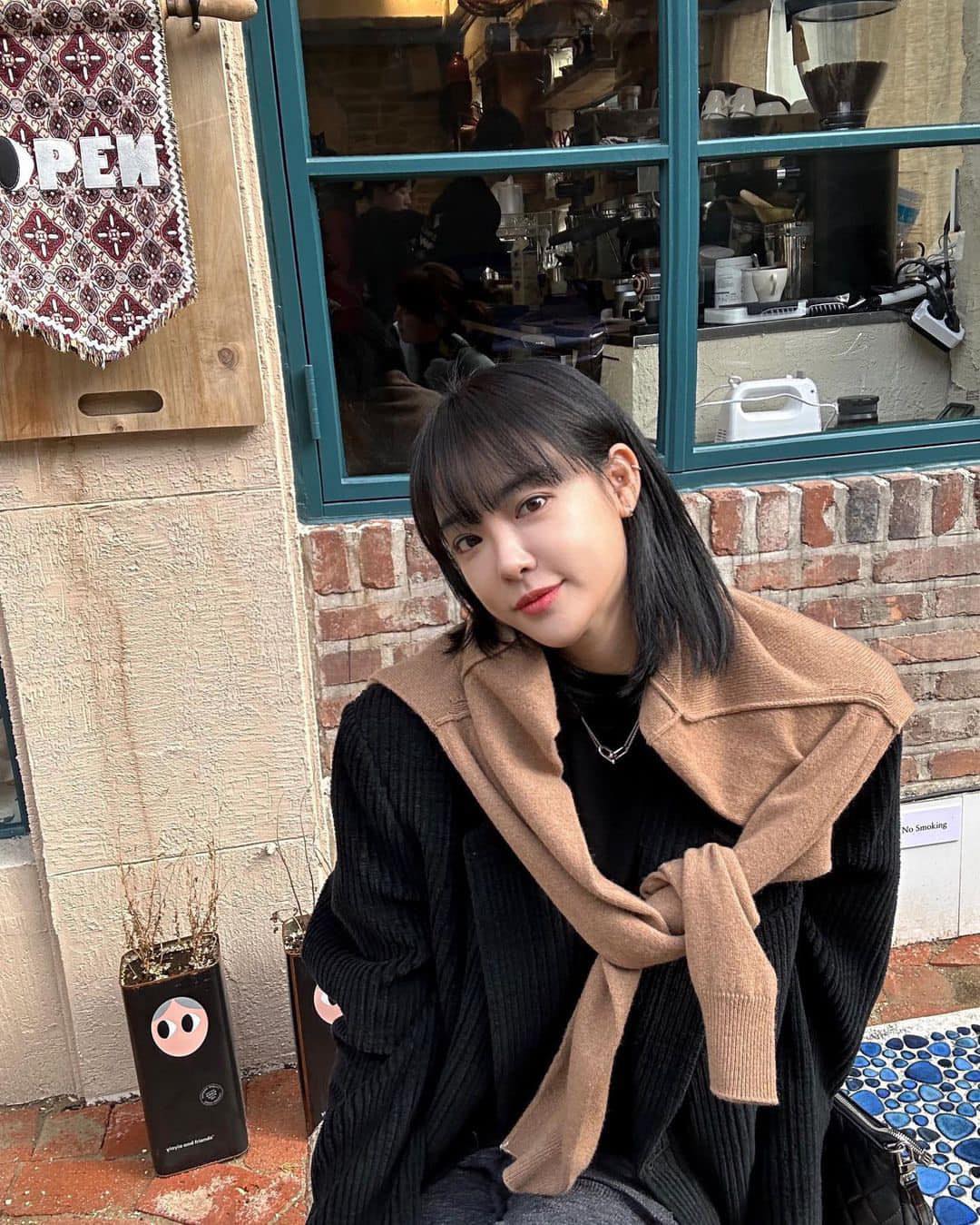어깨에 니트 걸치기 좋은 요즘🧶 이미지