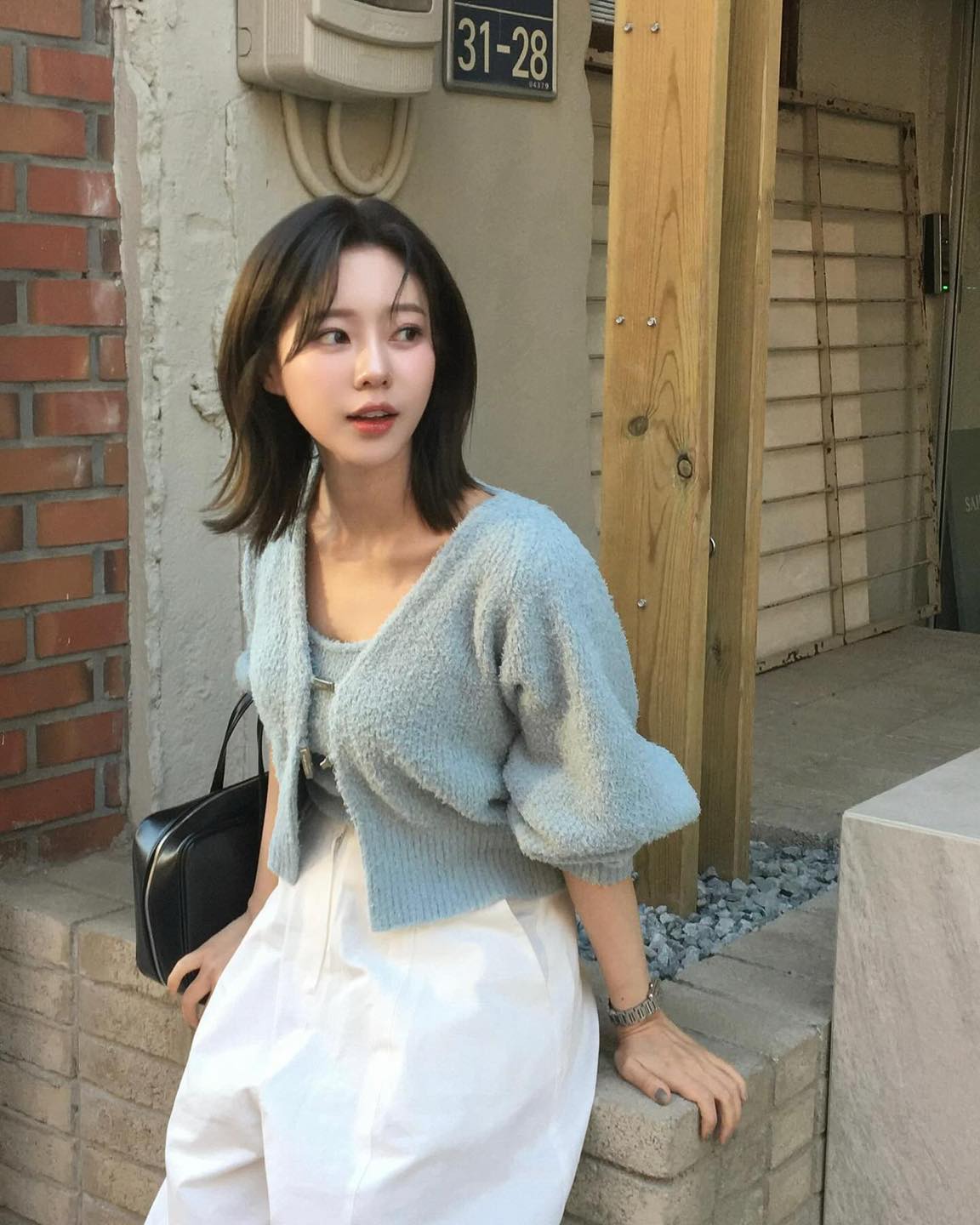 가디건+화이트팬츠🌼봄 출근룩 이미지2